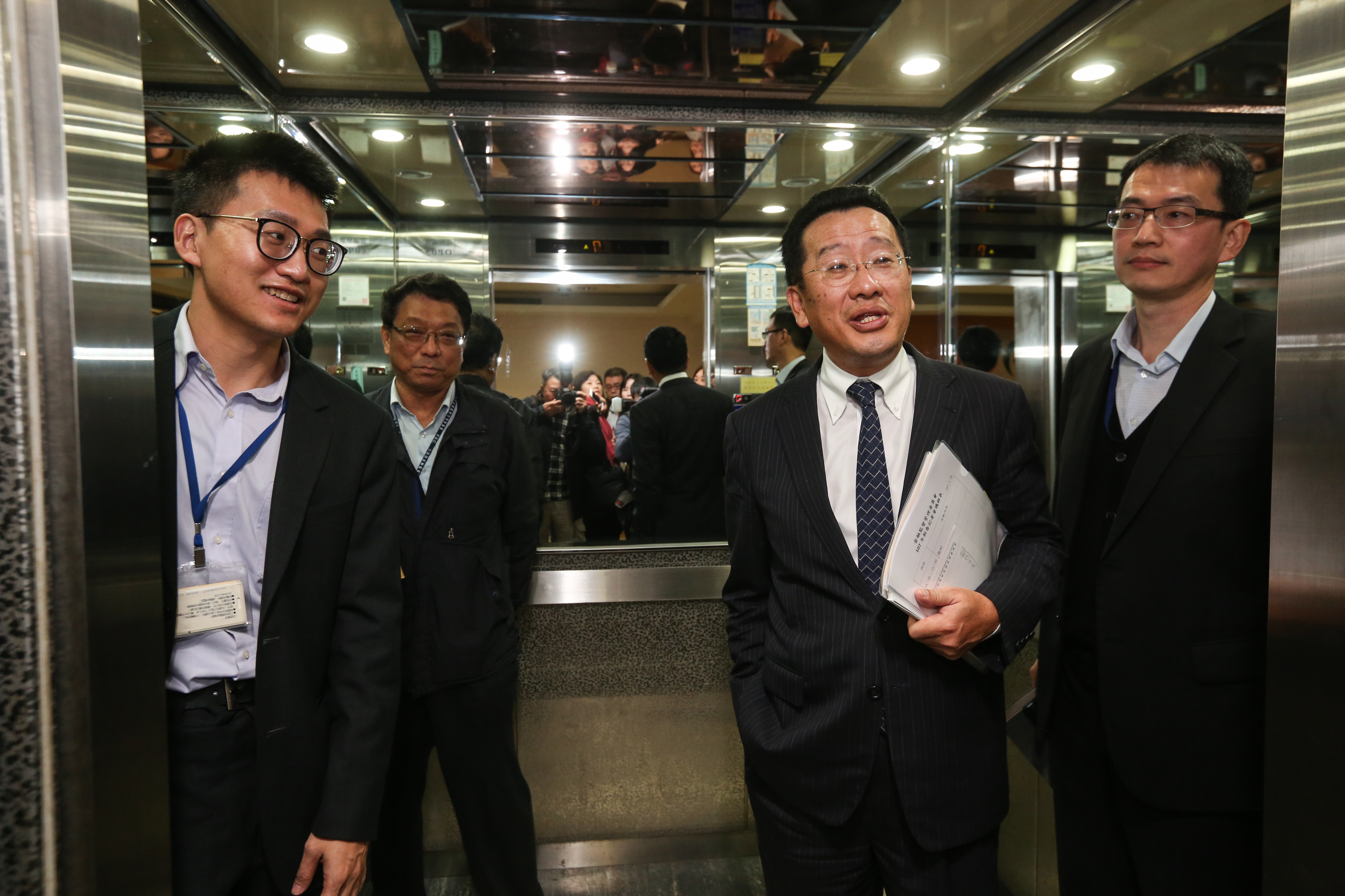 金管會主委顧立雄要求，宏泰人壽不可以再用土地作價增資，必須拿出現金參與增資。