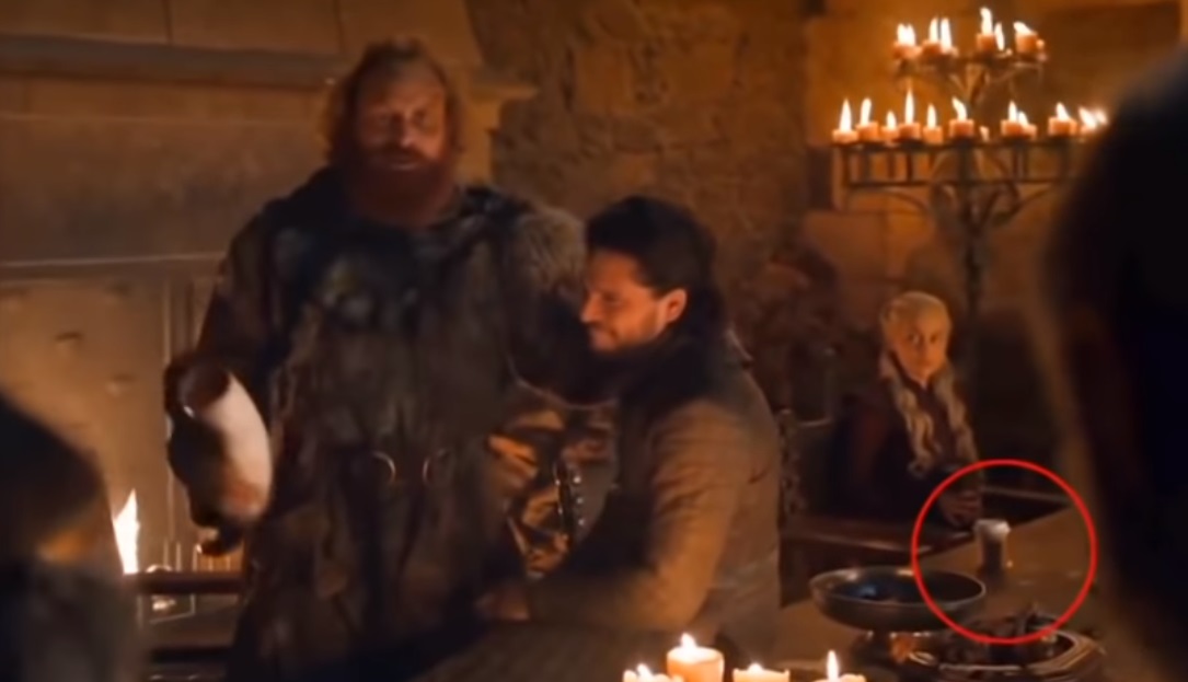 《冰與火之歌：權力遊戲》最終季上週日（5日）播出時，被觀眾發現畫面中出現一個星巴克外帶紙杯。（翻攝自YouTube）