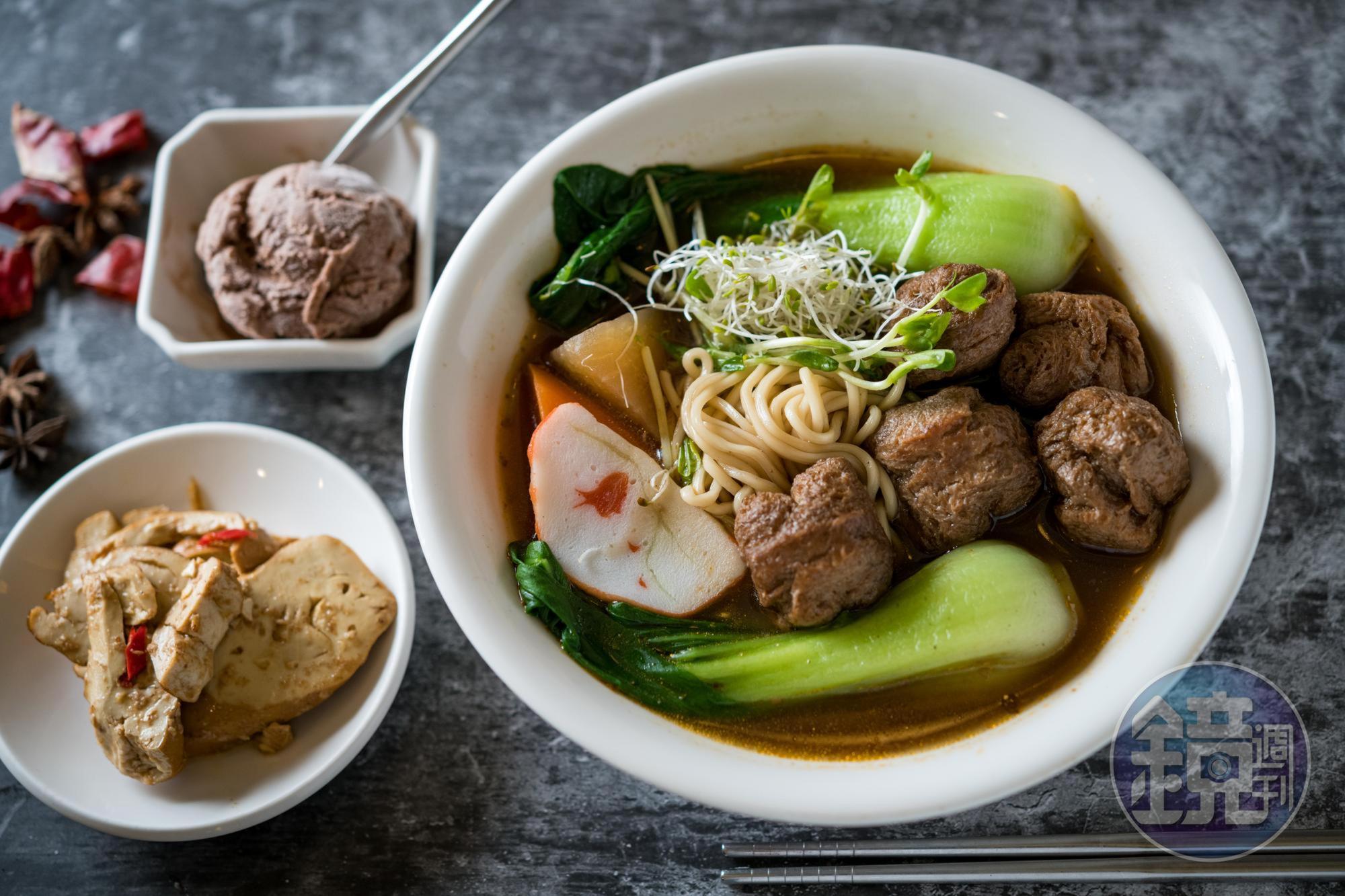 「麻辣牛腩麵」的湯頭甘甜微辣，用大豆蛋白做成的牛腩，口感類似麵筋，特別吸湯，麵條滑Ｑ。（85元／份，限平日中午供應）