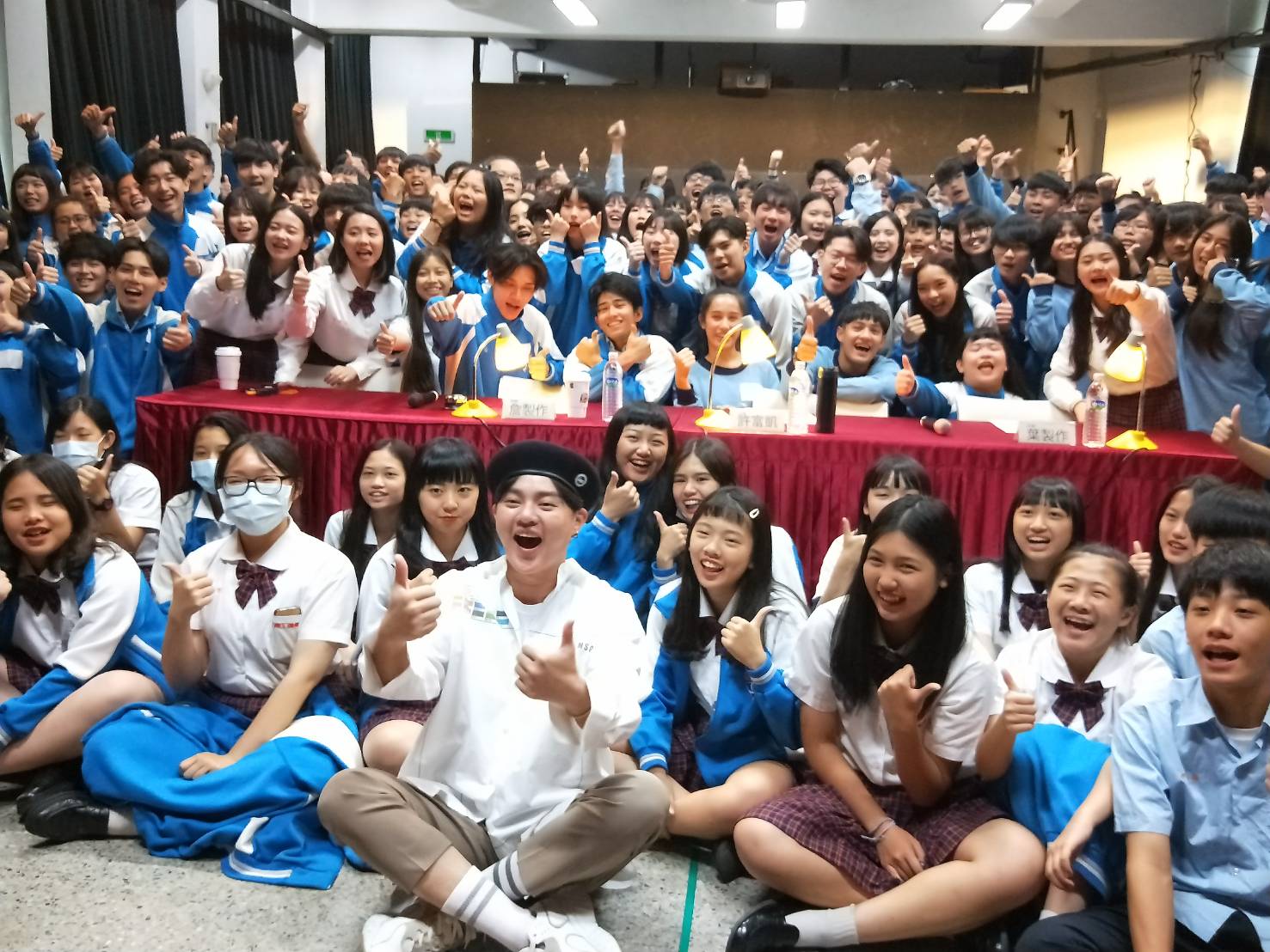 許富凱為民視《台灣那麼旺Taiwan NO.1》舉辦的「全國高中專科院校聯合海選」擔任評審。（民視提供）