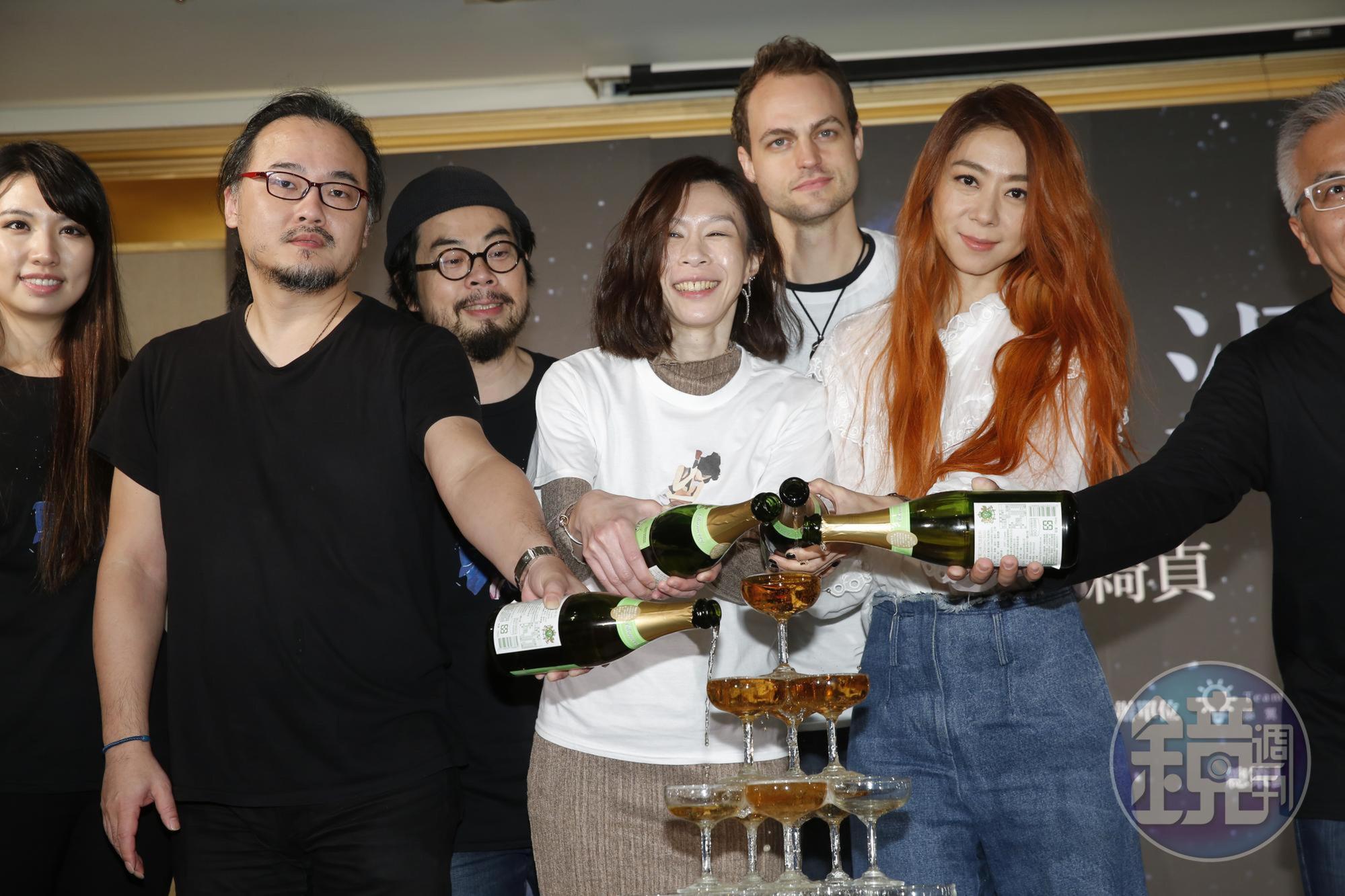 陳綺貞與鍾成虎多次傳出好事將近,不料最終仍舊分手收場。