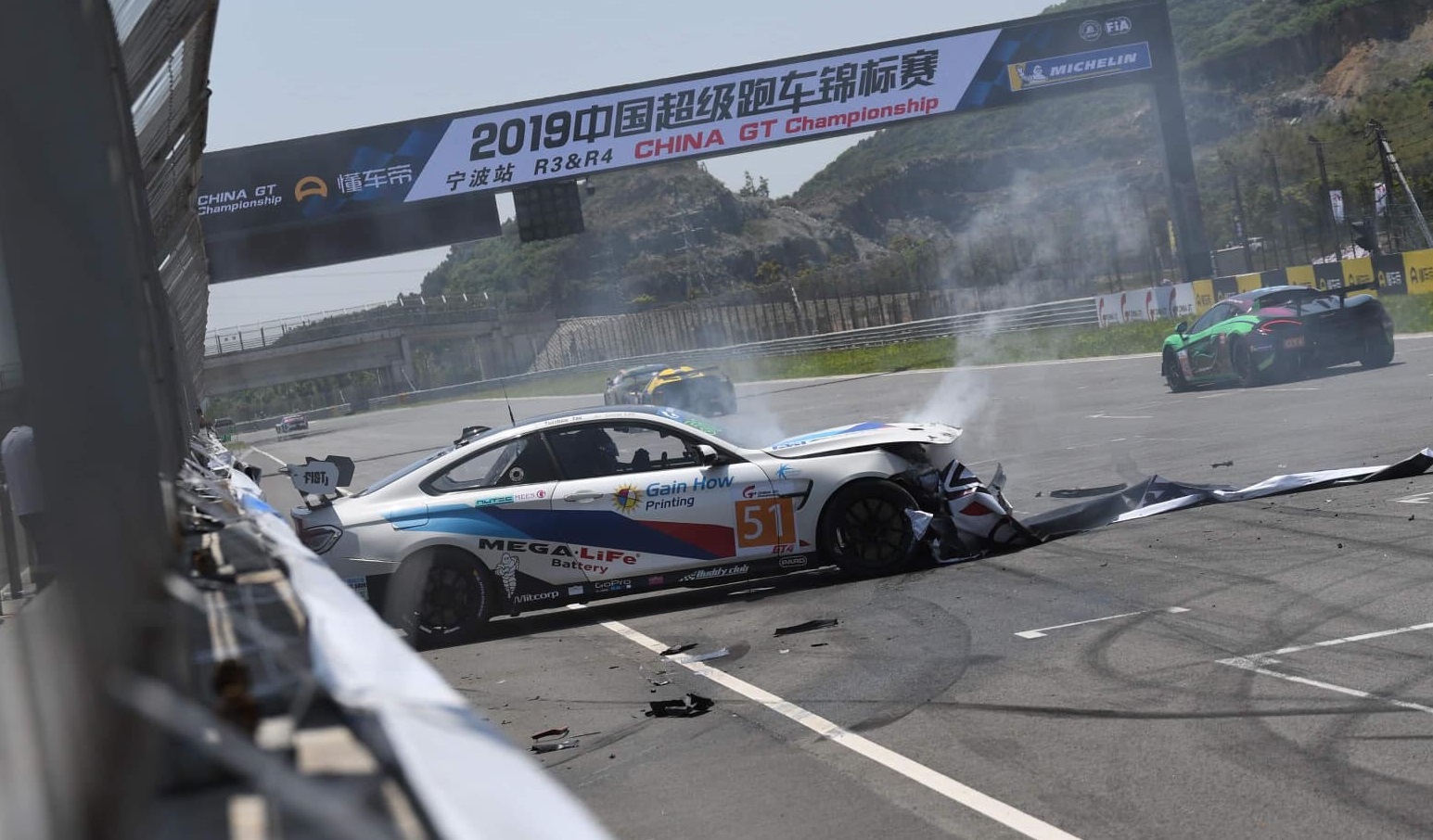 姚元浩近日在中國寧波參加賽車比賽，結果發生意外車頭全毀。（翻攝自姚元浩臉書）