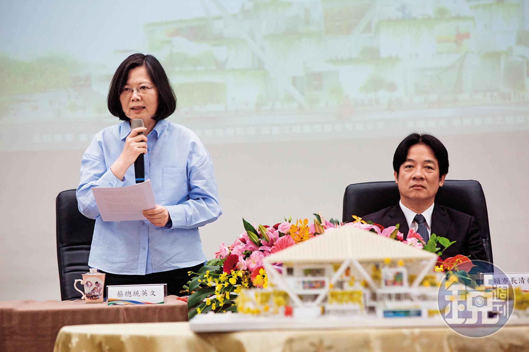 曾同在執政團隊共事的蔡英文（左）與賴清德（右），如今因黨內總統初選分道揚鑣。