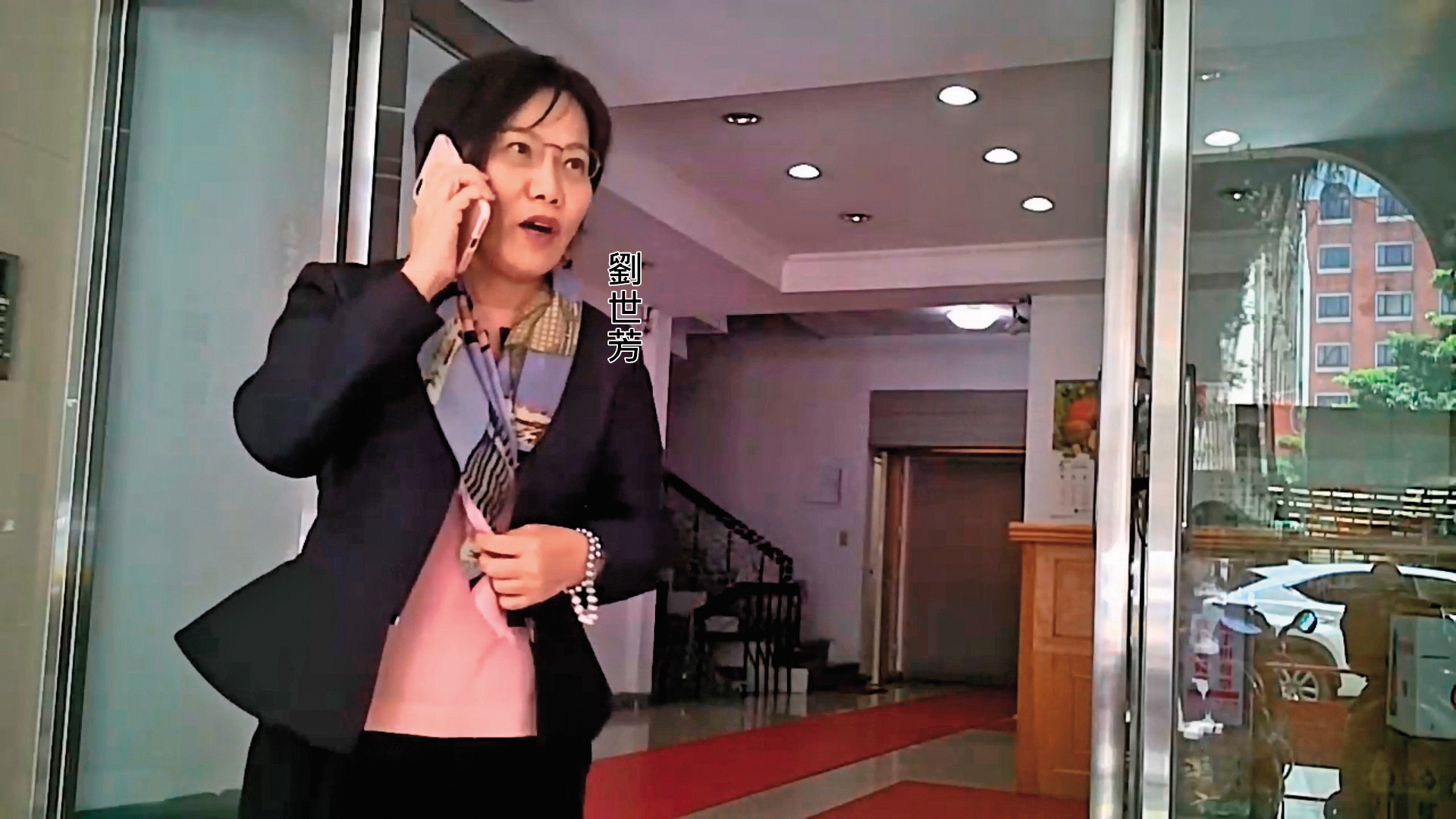 05/03   12 : 05，菊系大將劉世芳出入北辦，新系大老吳乃仁也與立委黃國書、何欣純、吳思瑤有說有笑走出大樓。