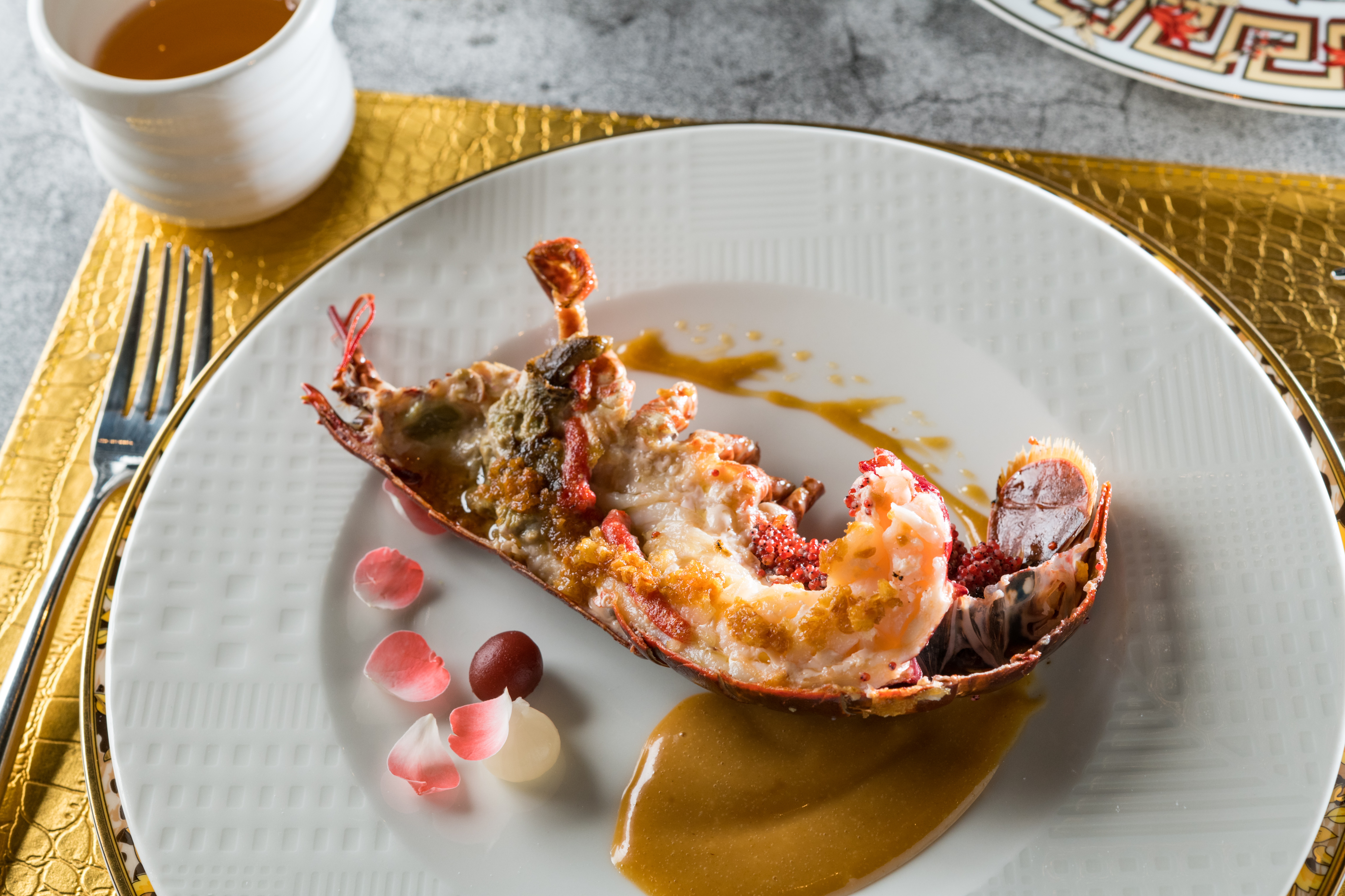 這天運氣很好，遇上抱卵的藍龍蝦，鐵板香煎後，蝦卵仍保有半熟的爆汁口感。