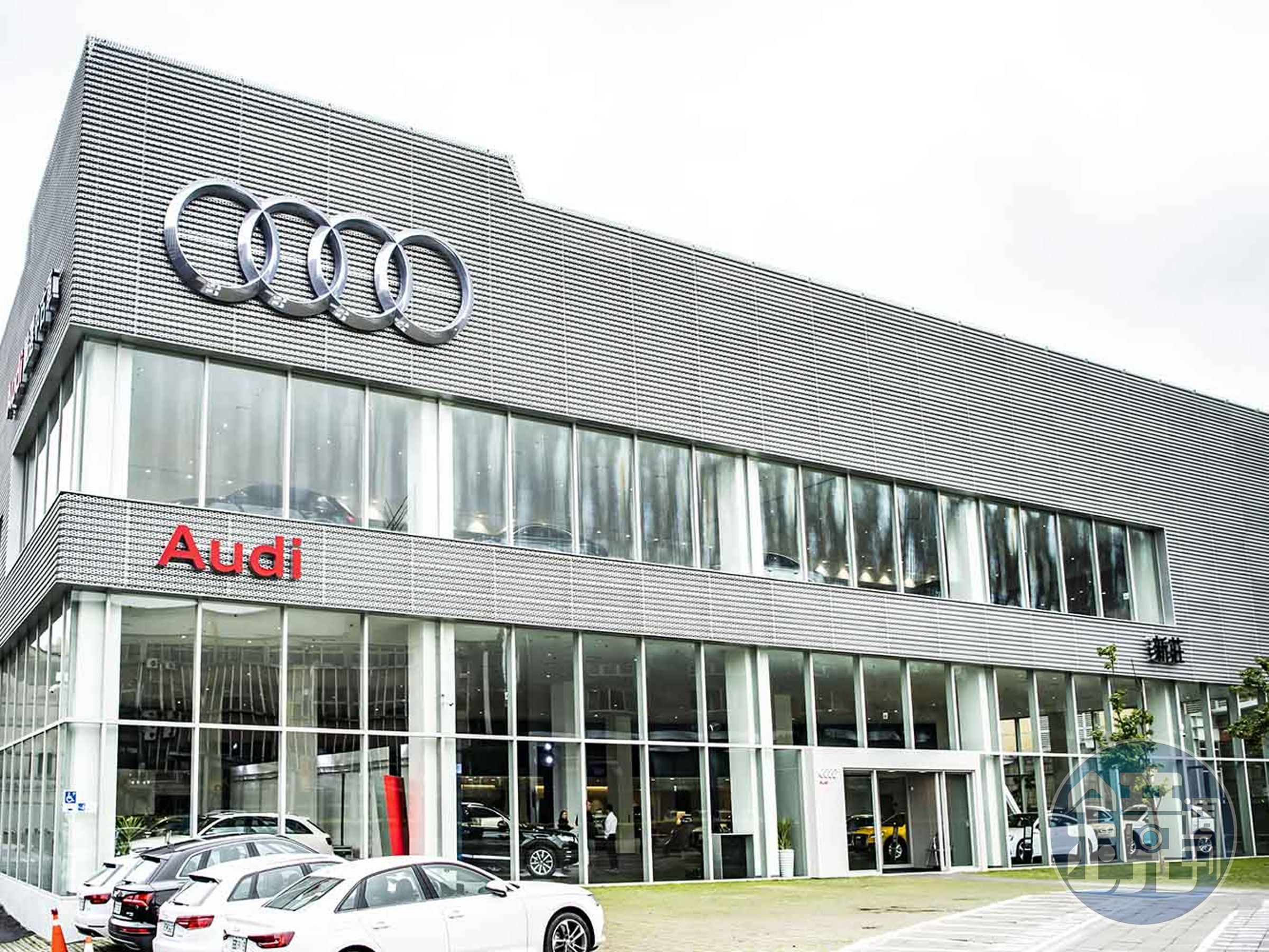 位於新莊中正路上的全新AUDI展示據點將提供新車銷售、保養服務以及嚴選中古車等服務。