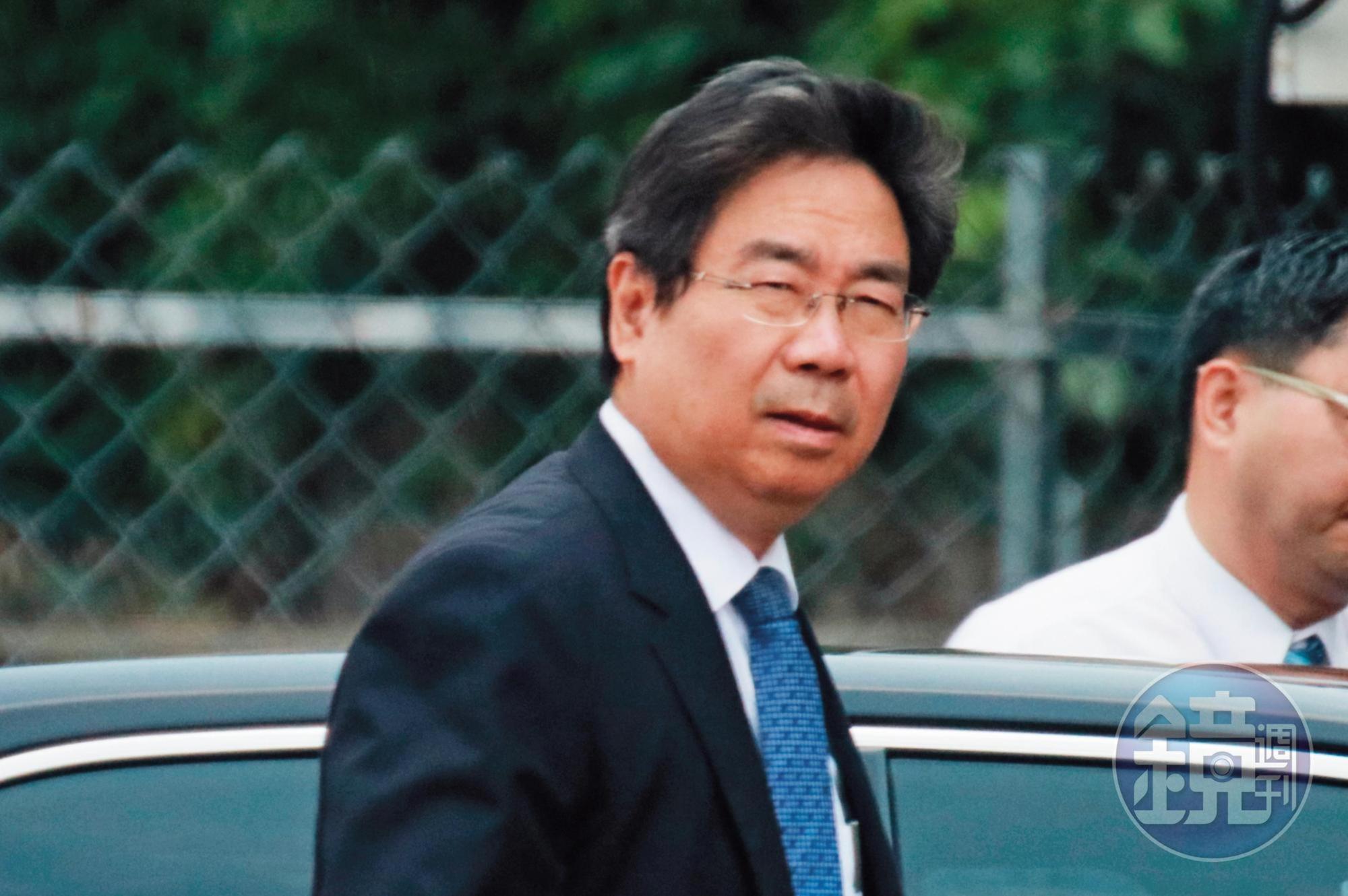 04/24    13 : 26，貿協2名官派董事長莊碩漢（圖）、劉世忠，各被直擊出入蔡、賴的作戰辦公室。