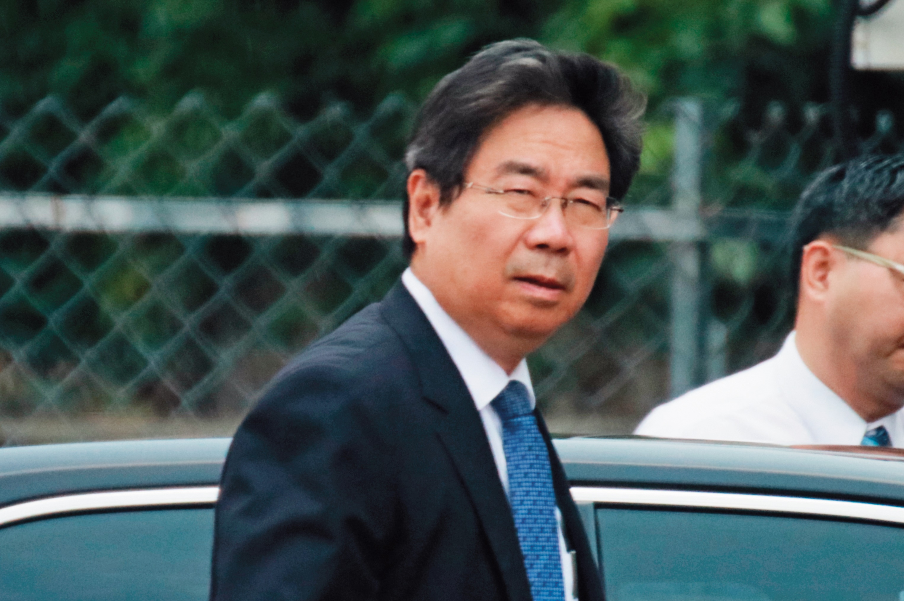 04/24    13 : 26，貿協2名官派董事長莊碩漢（圖）、劉世忠，各被直擊出入蔡、賴的作戰辦公室。