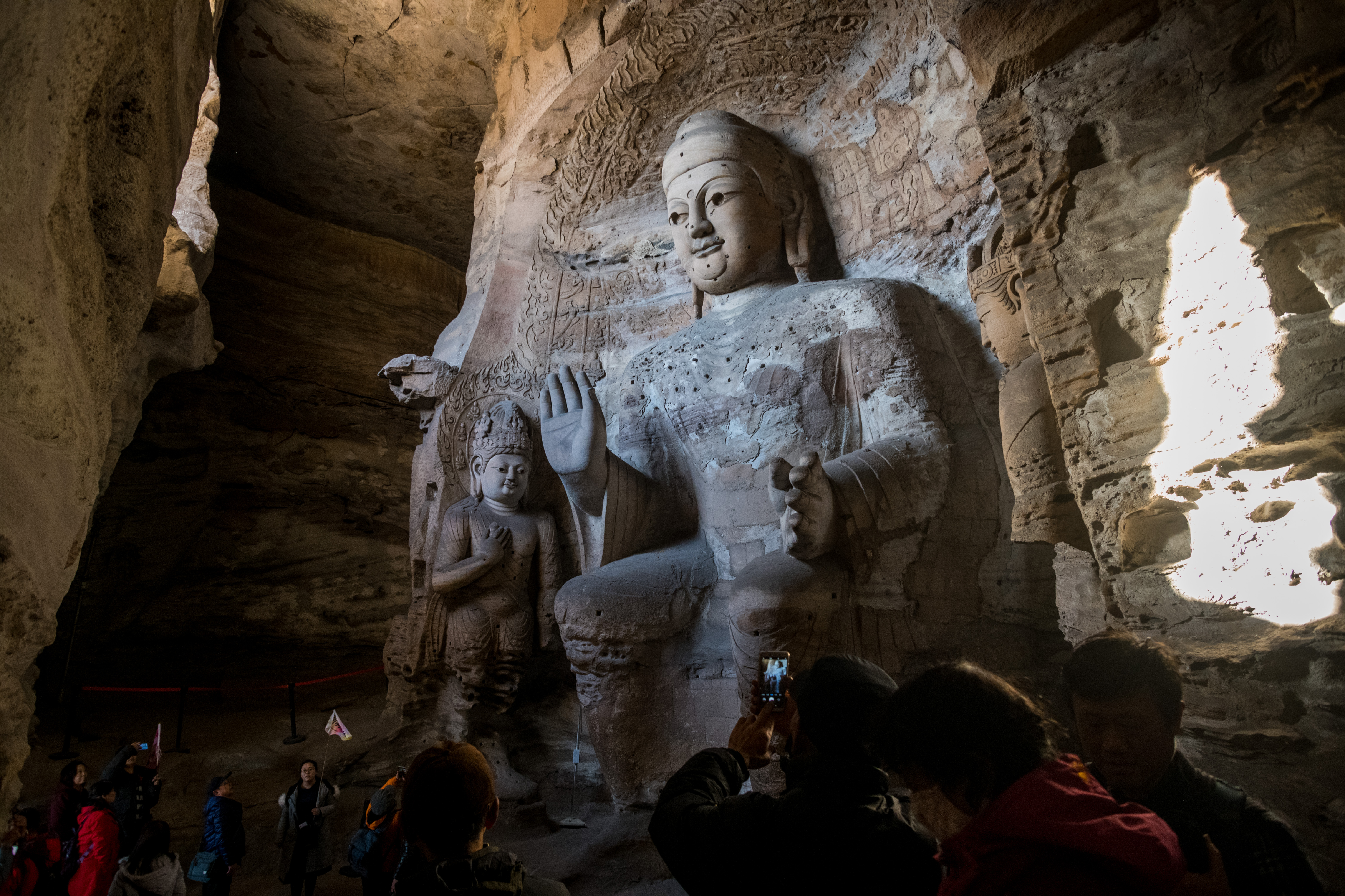 第3窟是雲岡石窟群中的最大洞窟，裡頭有坐姿阿彌陀佛與菩薩像。