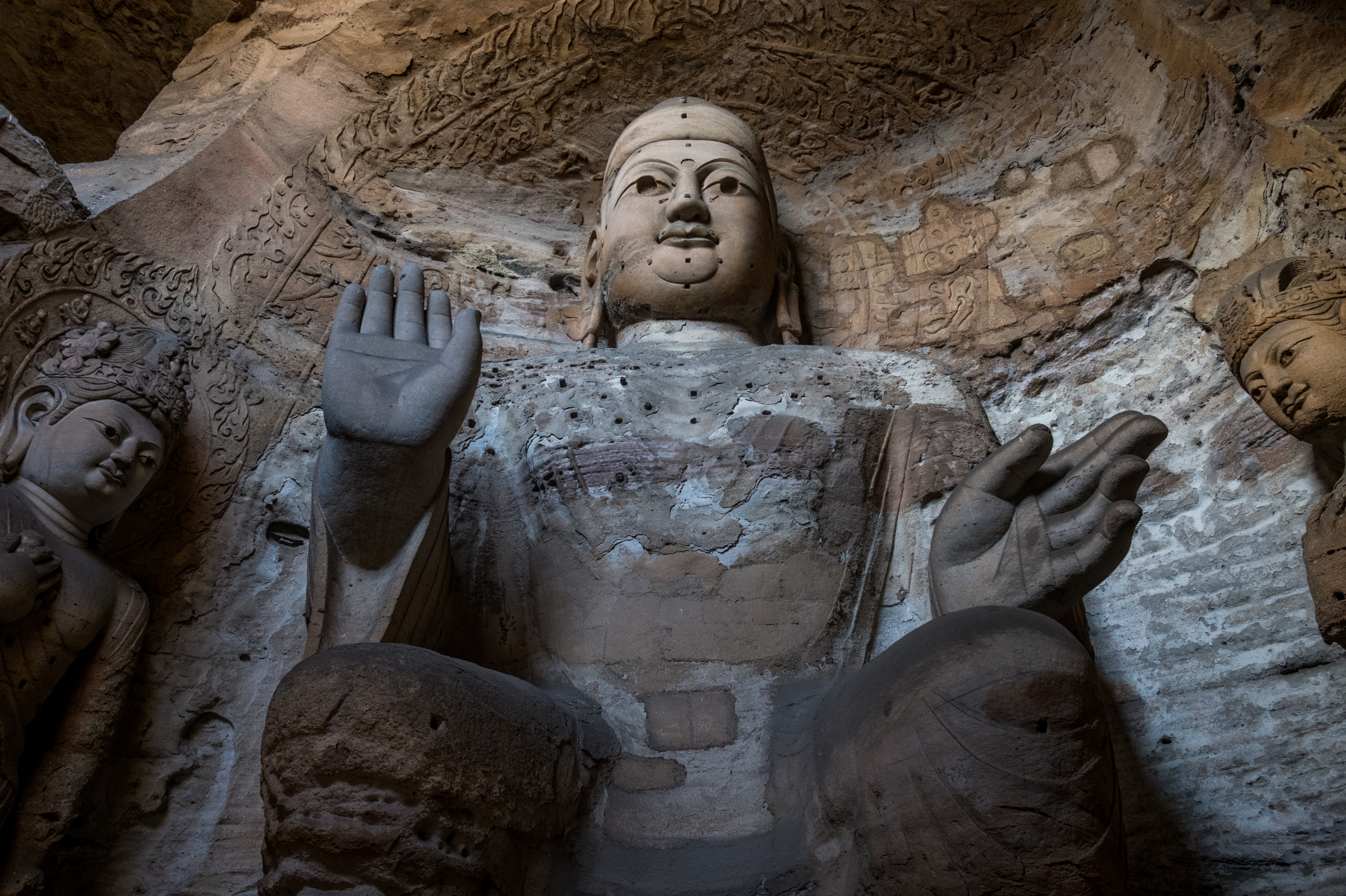 雲岡石窟有幾尊大佛身上都有好幾個小洞孔，其實是大有作用。