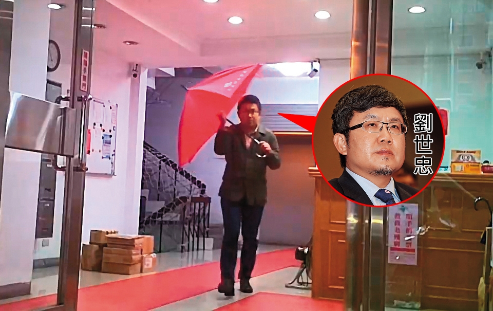 05/02 16 : 51,貿協副董劉世忠低調出入北辦,一走出一樓電梯,立即在室內怪異地撐傘。