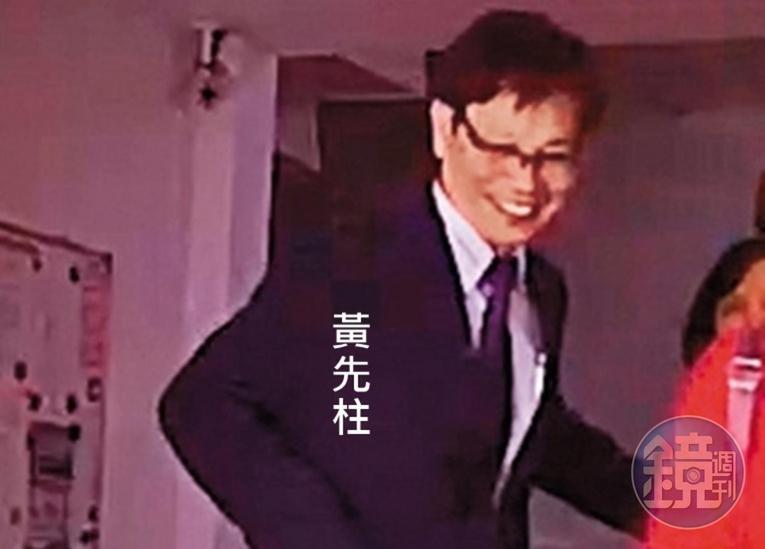 05/03   14 : 15，台南市黨部主委黃先柱、菊系大將劉世芳先後出入北辦，新系大老吳乃仁也與立委黃國書、何欣純、吳思瑤有說有笑走出大樓。