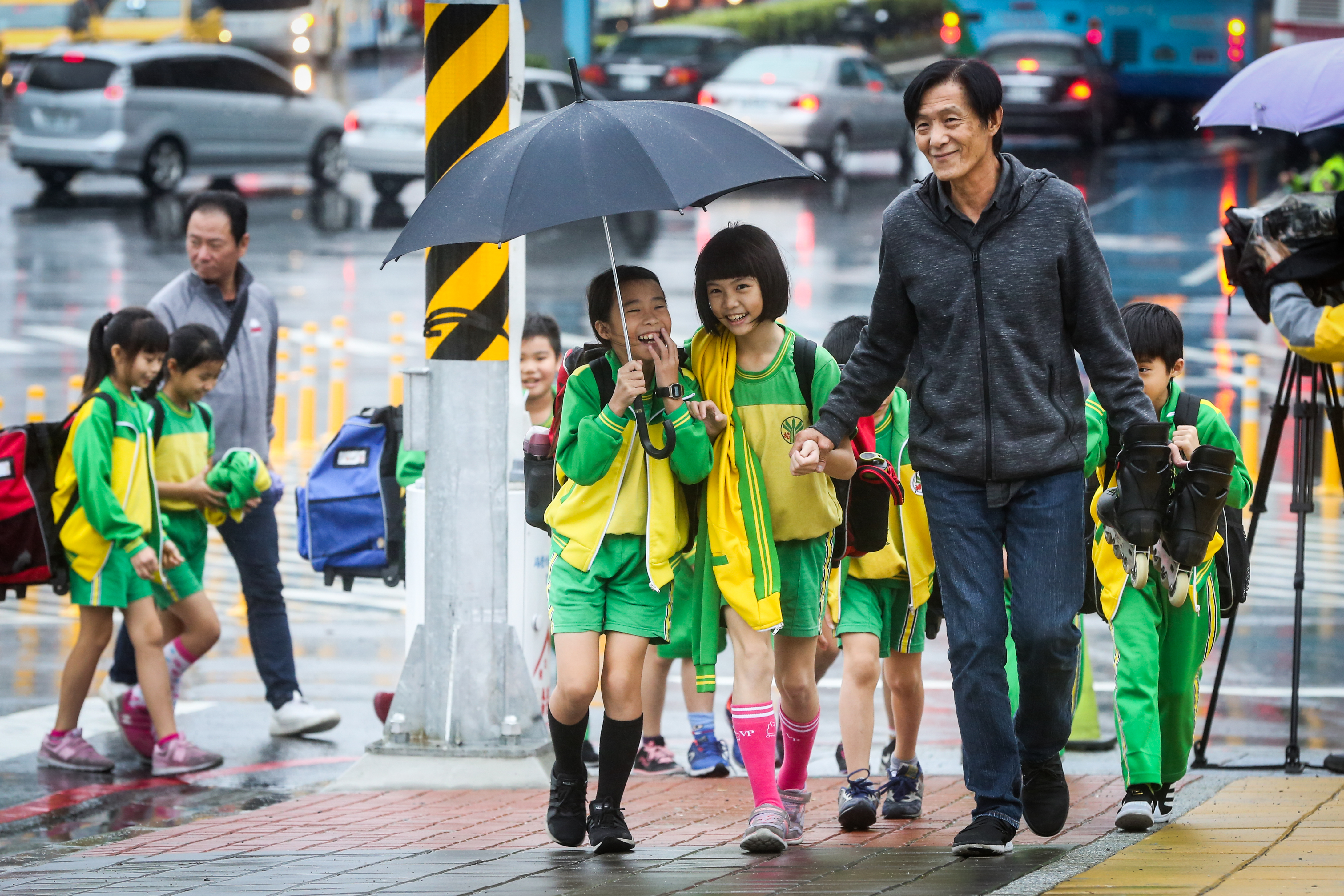 明日將有一波鋒面雲系南下，將再使全台灣天氣轉有雨。