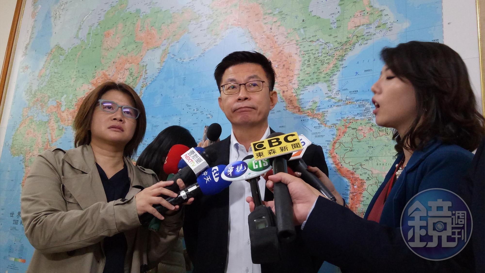 民進黨立委郭國文受訪解釋上週五是他邀請綠委到南市府北辦吃便當。
