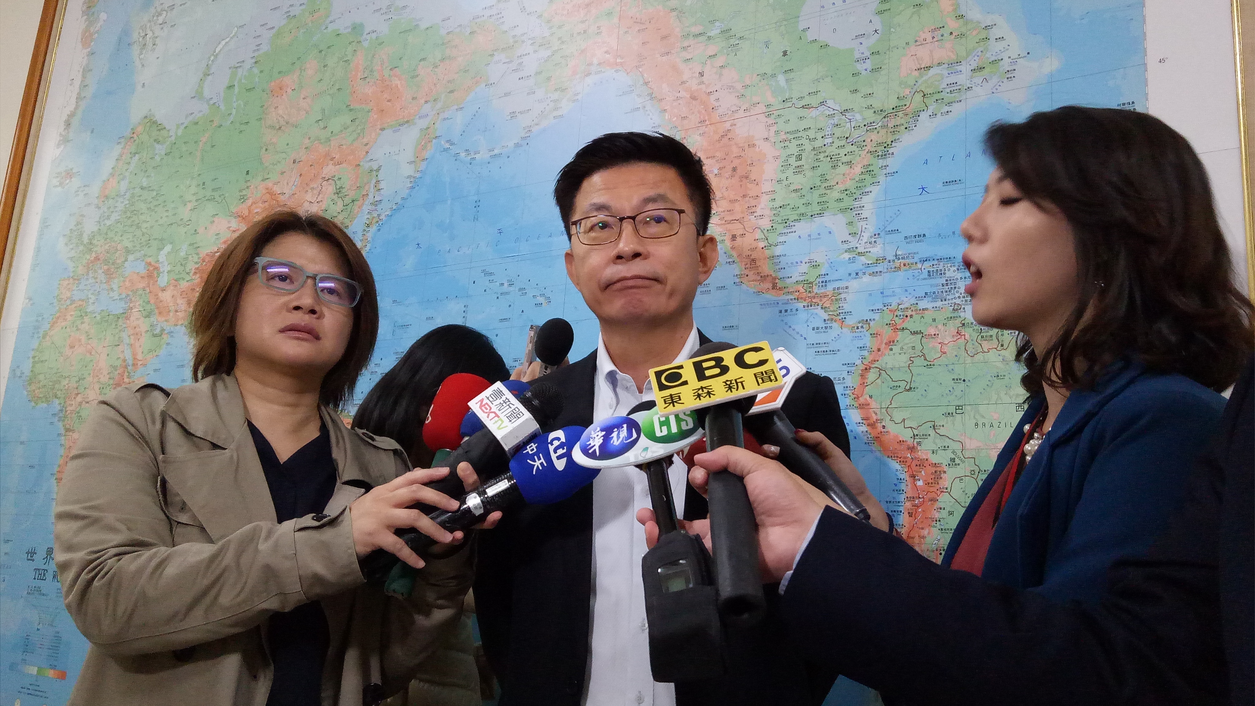 民進黨立委郭國文受訪解釋上週五是他邀請綠委到南市府北辦吃便當。