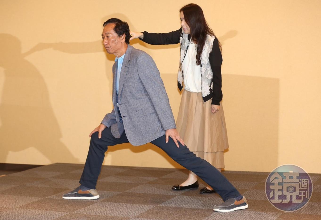 郭台銘澄清他跨腿並不是要開國術館,而是以簡單的「雙腿論」,表達經濟和政治兩條腿缺一不可。