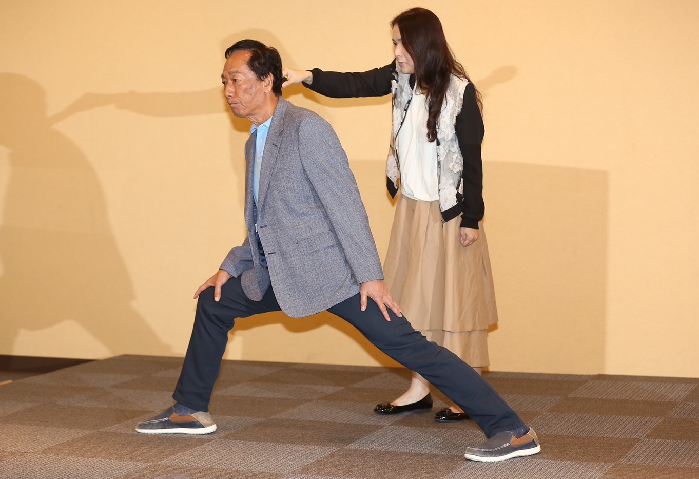 郭台銘澄清他跨腿並不是要開國術館，而是以簡單的「雙腿論」，表達經濟和政治兩條腿缺一不可。