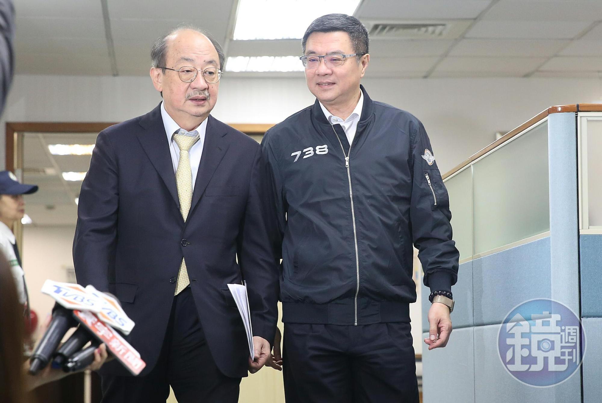 民進黨主席卓榮泰（右）今中常會前與民進黨團總召柯建銘（左）先到主席辦公室會商。