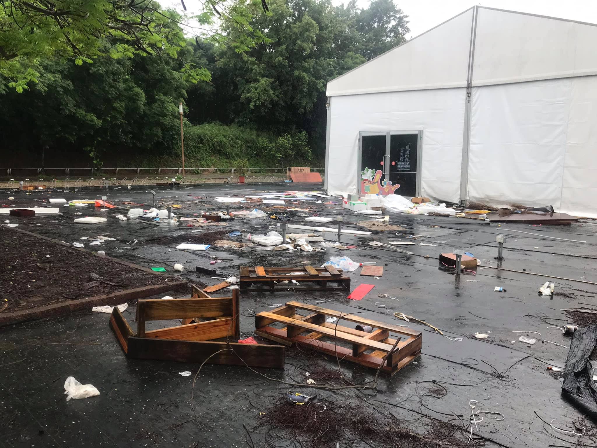 立委洪慈庸臉書PO出多張照片，指民眾投訴花博后里園區至今仍滿地垃圾。（翻攝自洪慈庸臉書）