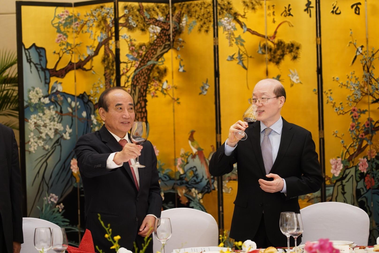 立法院前院長王金平今午與中國國台辦主任會面,二人會後在午宴上敬酒。(王金平辦公室提供)