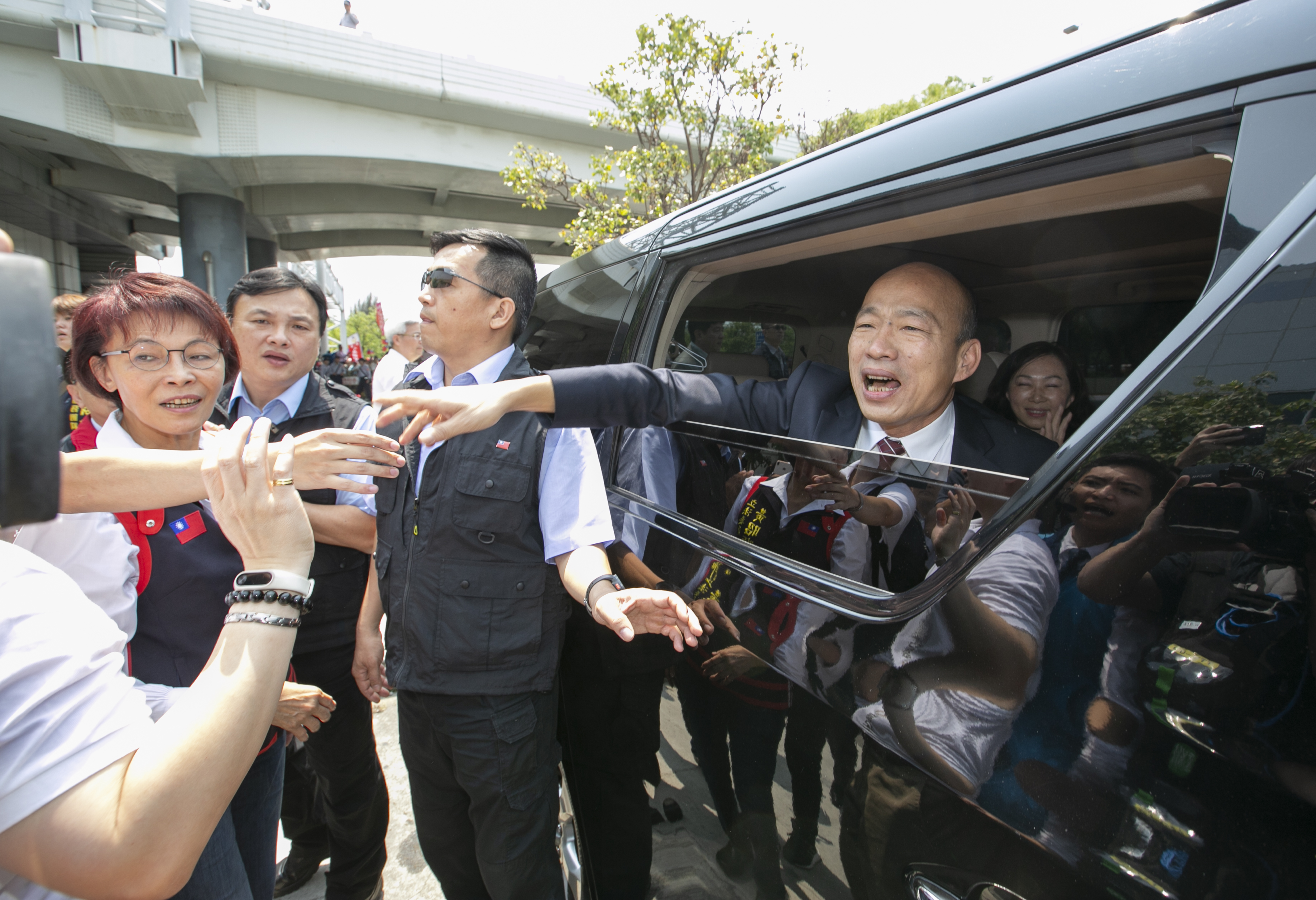 遭質疑收受民眾紅包小額捐款，韓國瑜表示裡面裝的是寺廟的吉祥物。（本刊資料照）