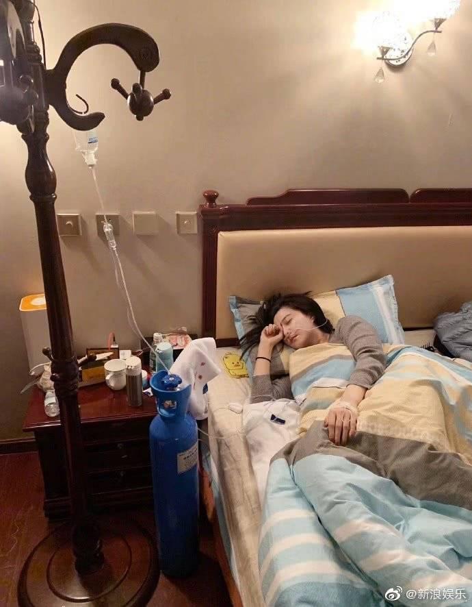 范冰冰在病床上吊著點滴,病況悽慘。(翻攝自新浪微博)