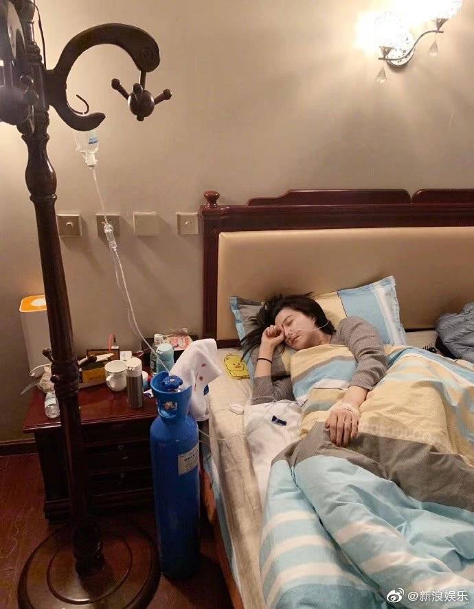 范冰冰在病床上吊著點滴，病況悽慘。（翻攝自新浪微博）