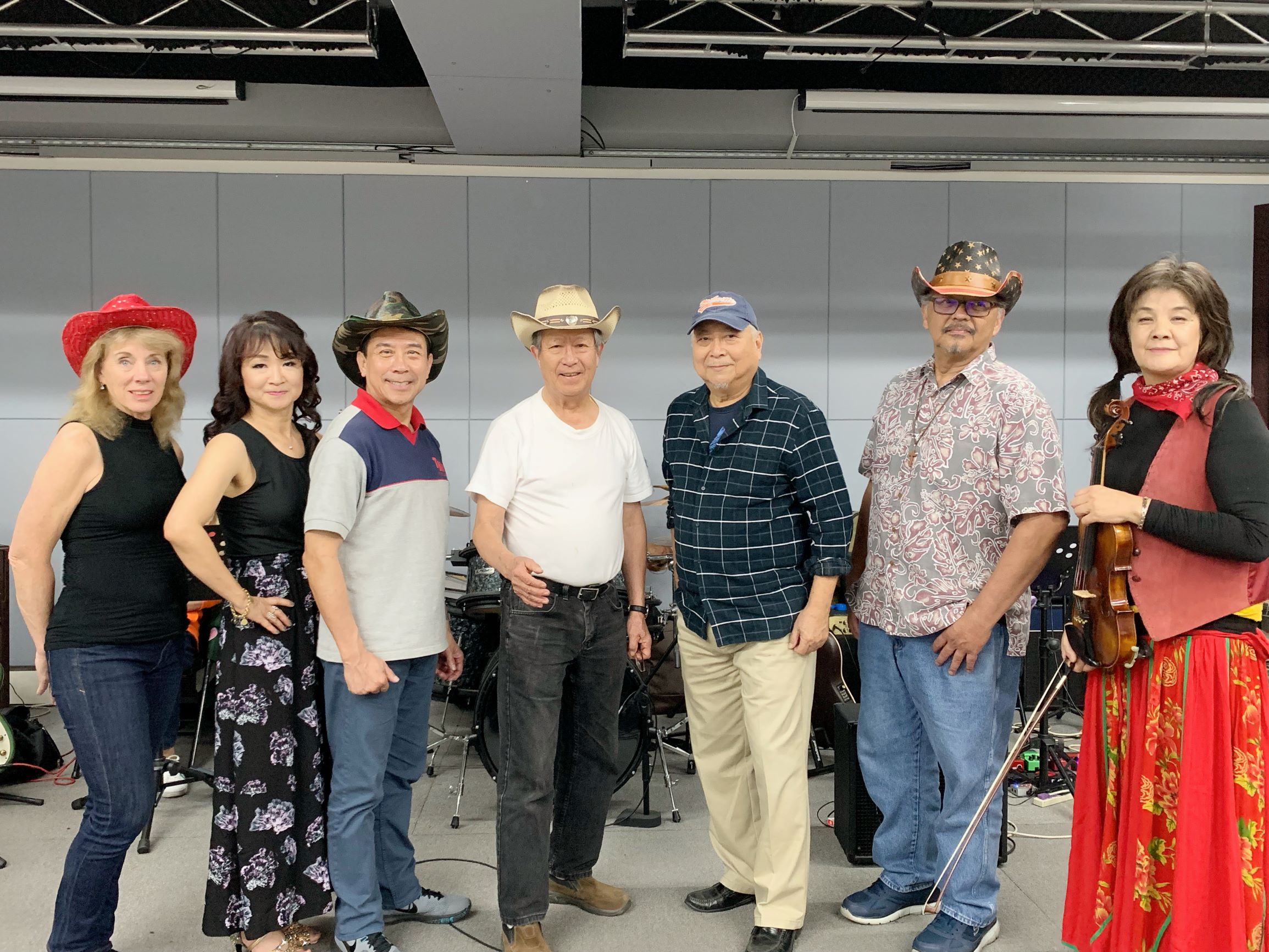 酷貓樂團成員有4個旅居美國的台灣人，這次回台募歡開唱。照片左起 : Francine Fitzgerald、張琪英、江旭祥、謝兆琪、卜建平、Clemente Tiongson Santiago、陳曉荔。（酷貓樂團提供）