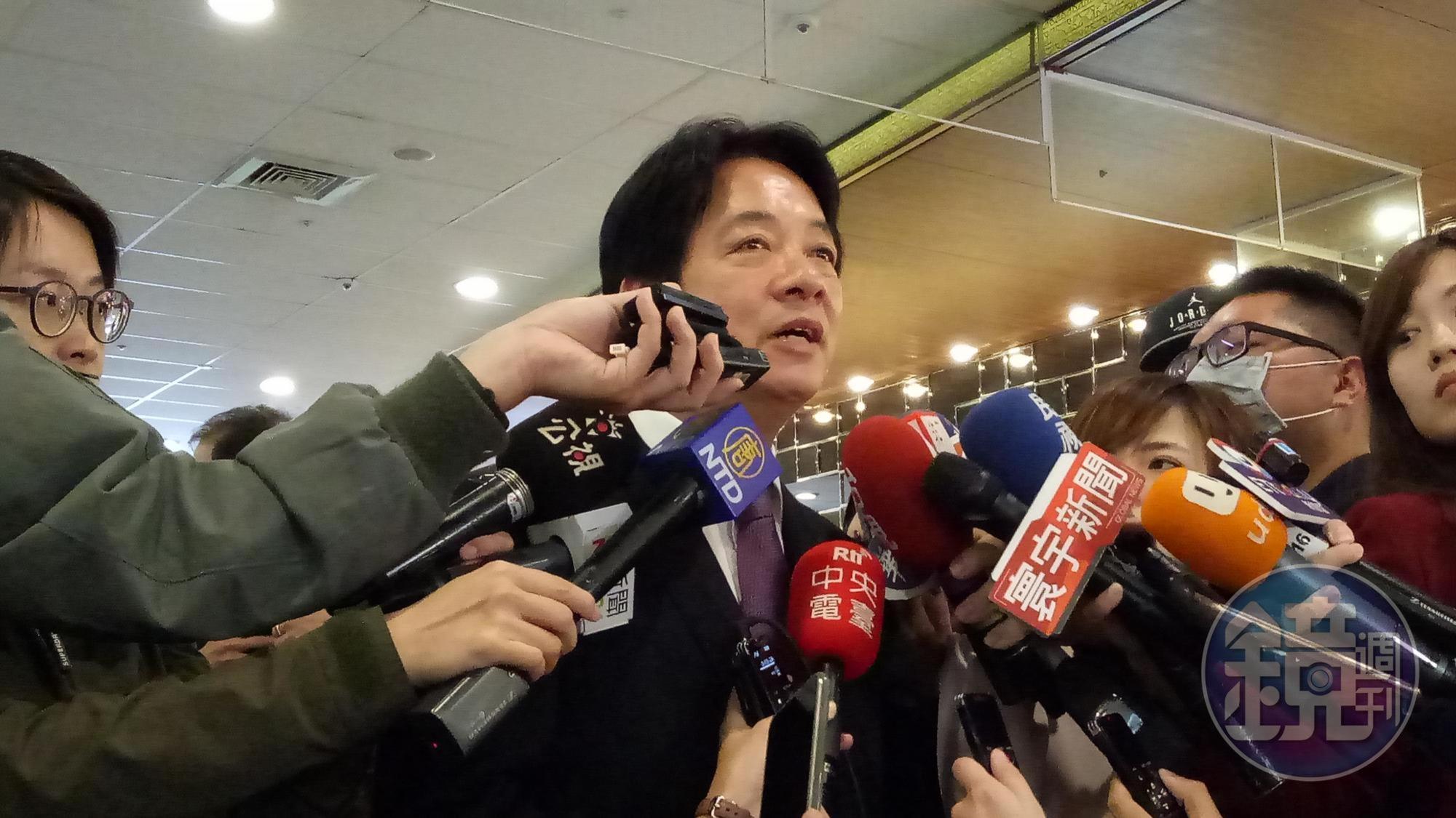 賴清德在松山機場登機前接受媒體訪問。