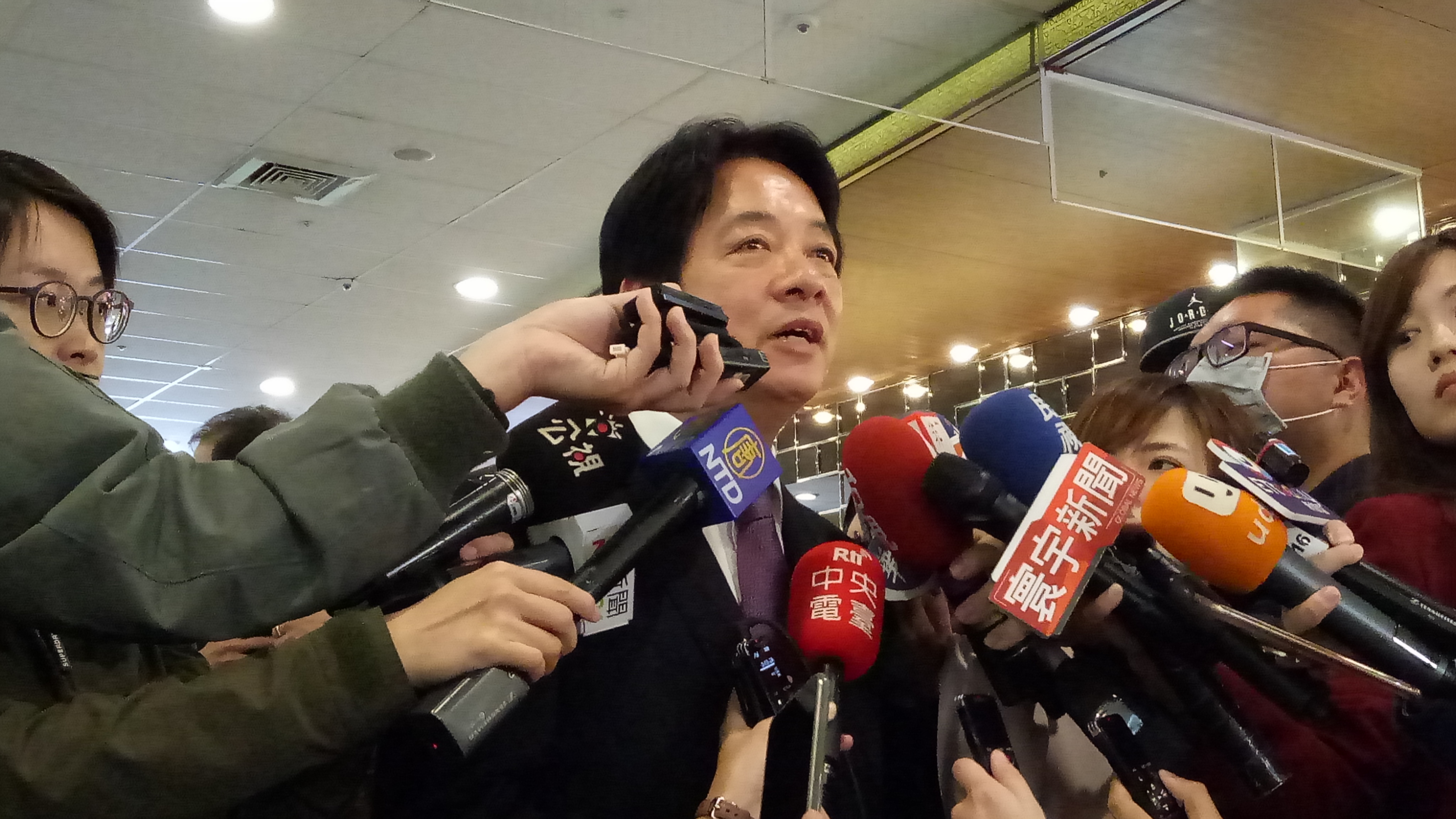 賴清德在松山機場登機前接受媒體訪問。