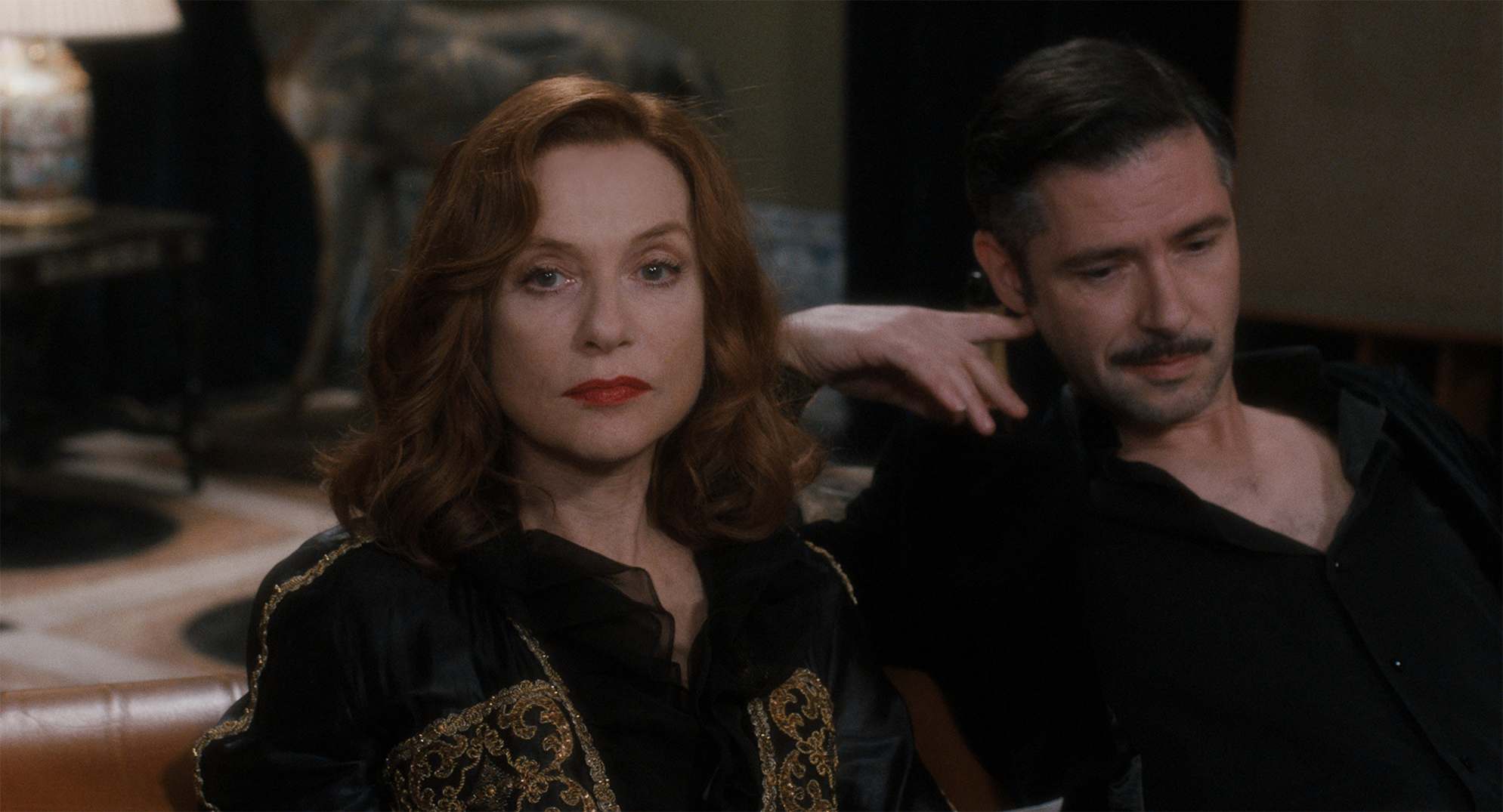 伊莎貝雨蓓（左）延續她最拿手的變態戲路，在《上流教慾》一片與梅維爾波柏（右）同台飆戲。（台北電影節提供）