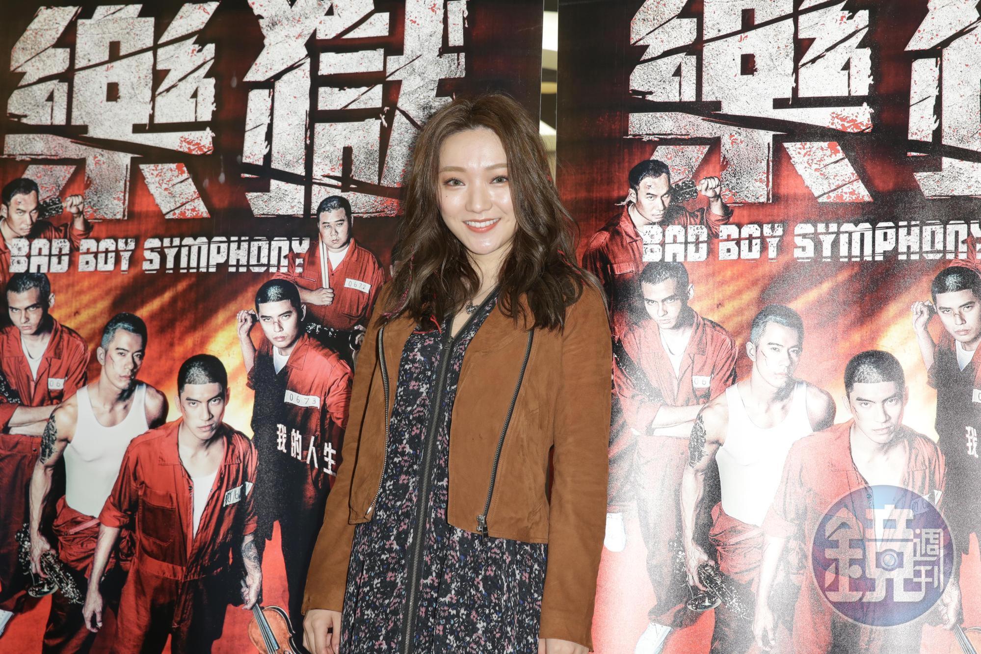 閻亦格為《樂獄》演唱主題曲,她被劇中的親情戲深深感動而落淚。