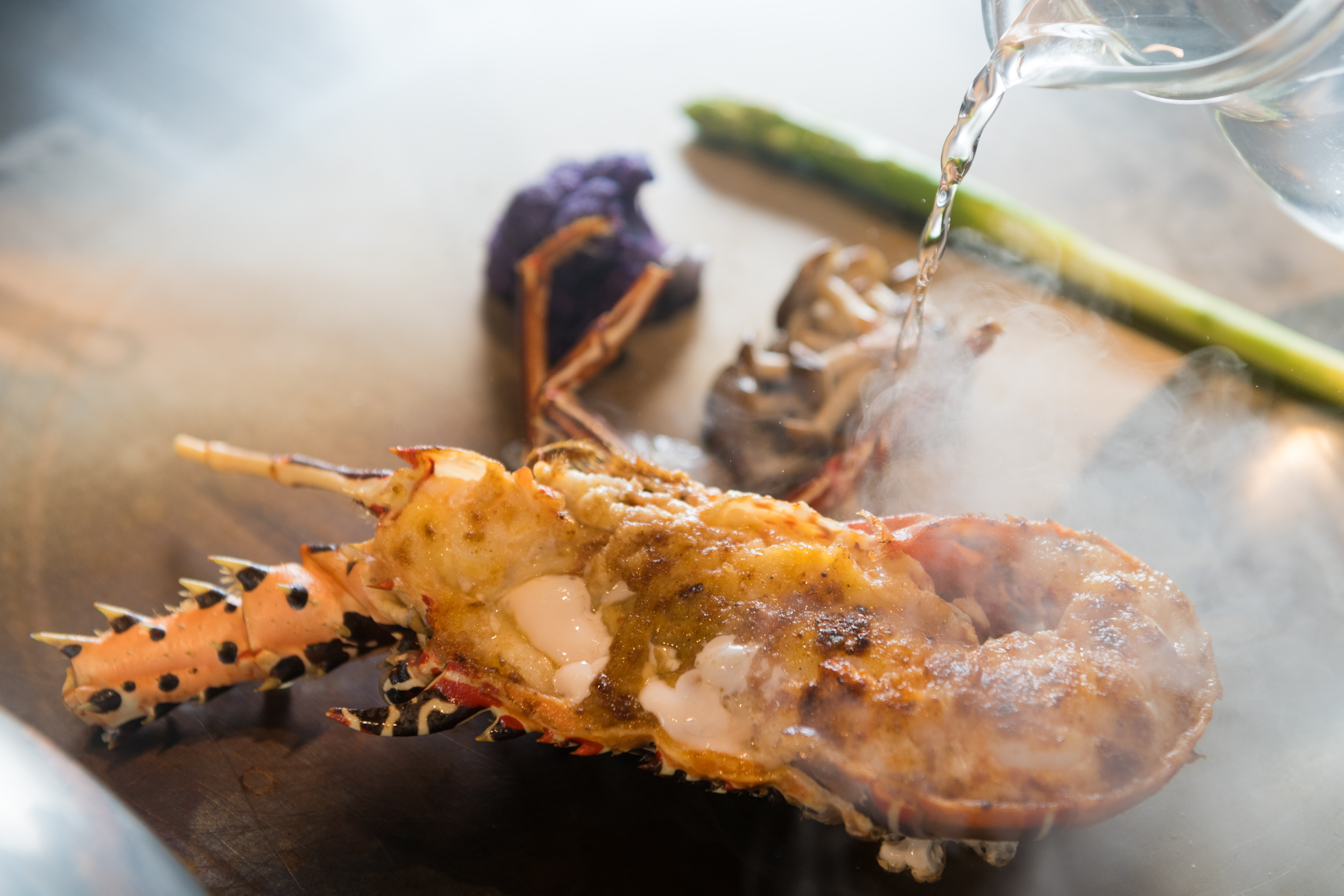 捕自東部海域的波紋龍蝦，肉質緊實Q彈，連蝦腿都藏有飽滿鮮肉。