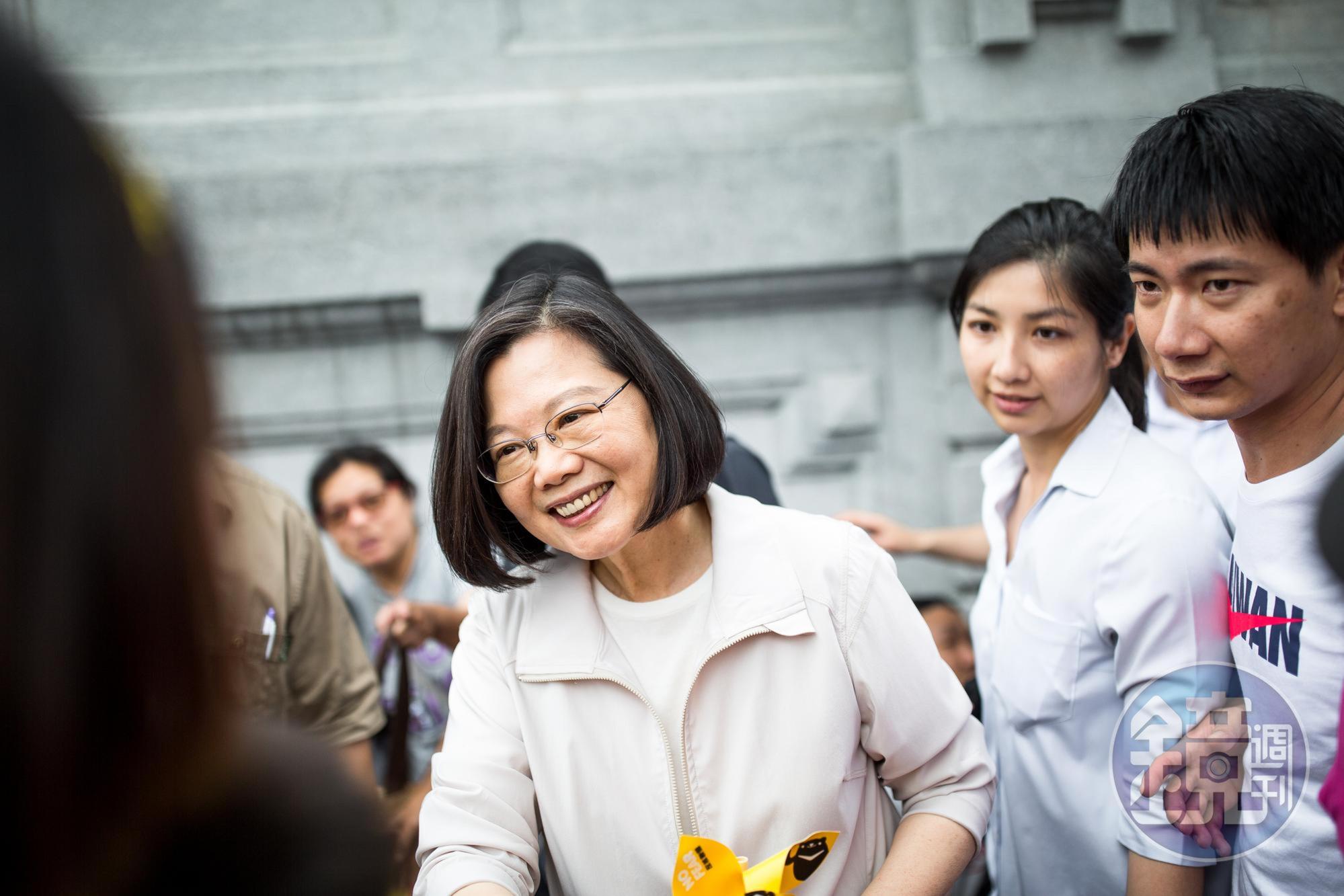 總統蔡英文今(8日)出席公開場合被問到初選若敗給賴清德,是否全力支持,蔡英文仍未鬆口回應:1+1大於2。