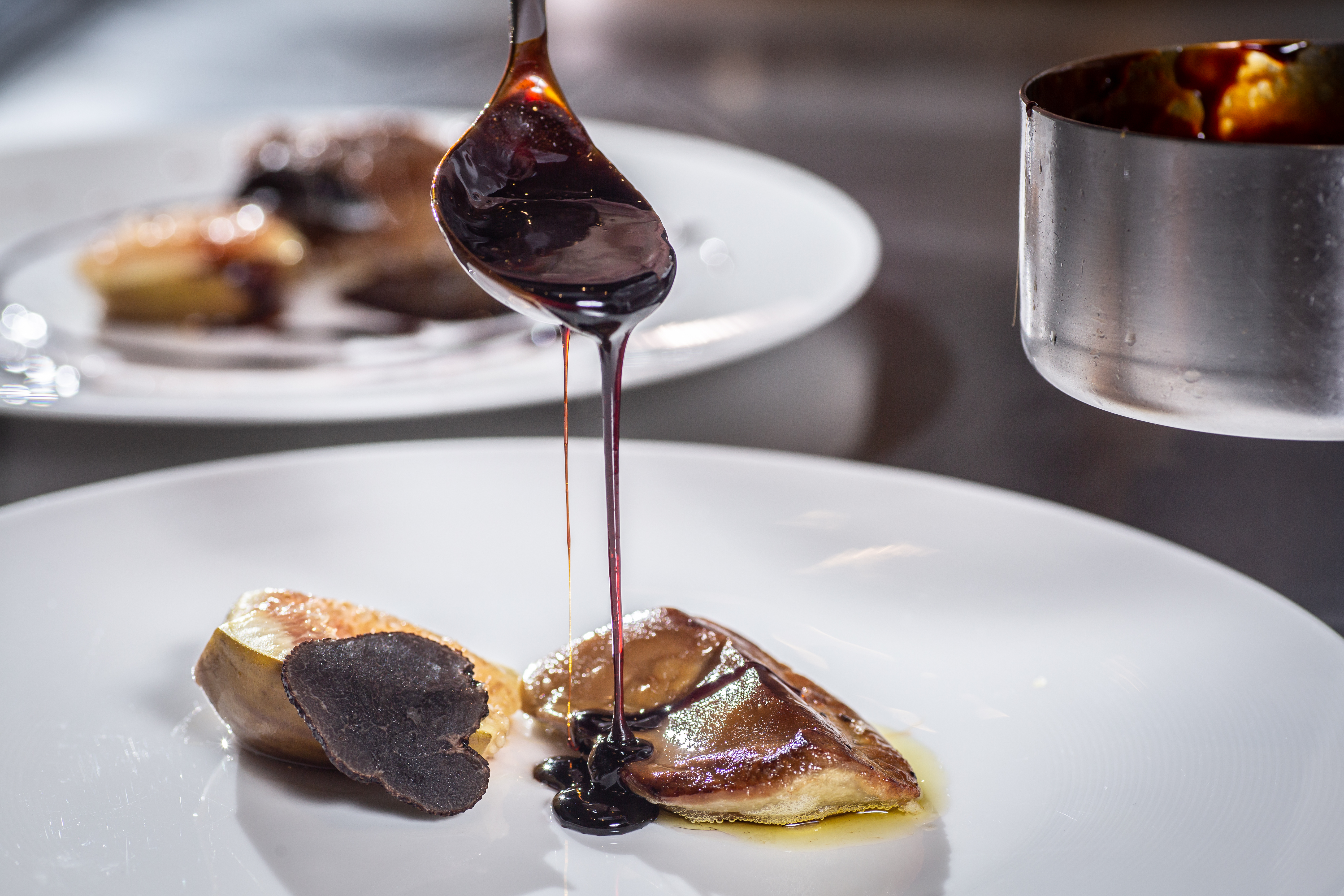 來到「讚鐵板燒」，食材固然是重點，但最值得細細品嘗的，是主廚葉清雄精心調製的各種醬汁。