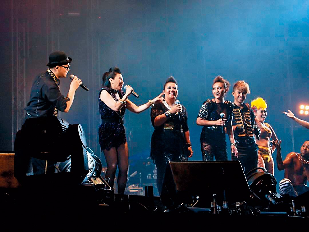 經由馬毓芬（左二起）訓練，張淑芬、葉瑋庭、賴聖恩成為張惠妹專屬和聲團隊並參與世界巡迴。（馬毓芬提供）