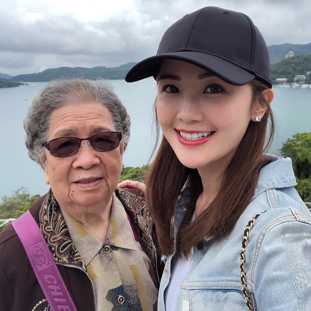 日前阿Sa在IG公開92歲的奶奶照片，原來阿Sa的凍齡遺傳自奶奶。（翻攝自蔡卓妍IG）
