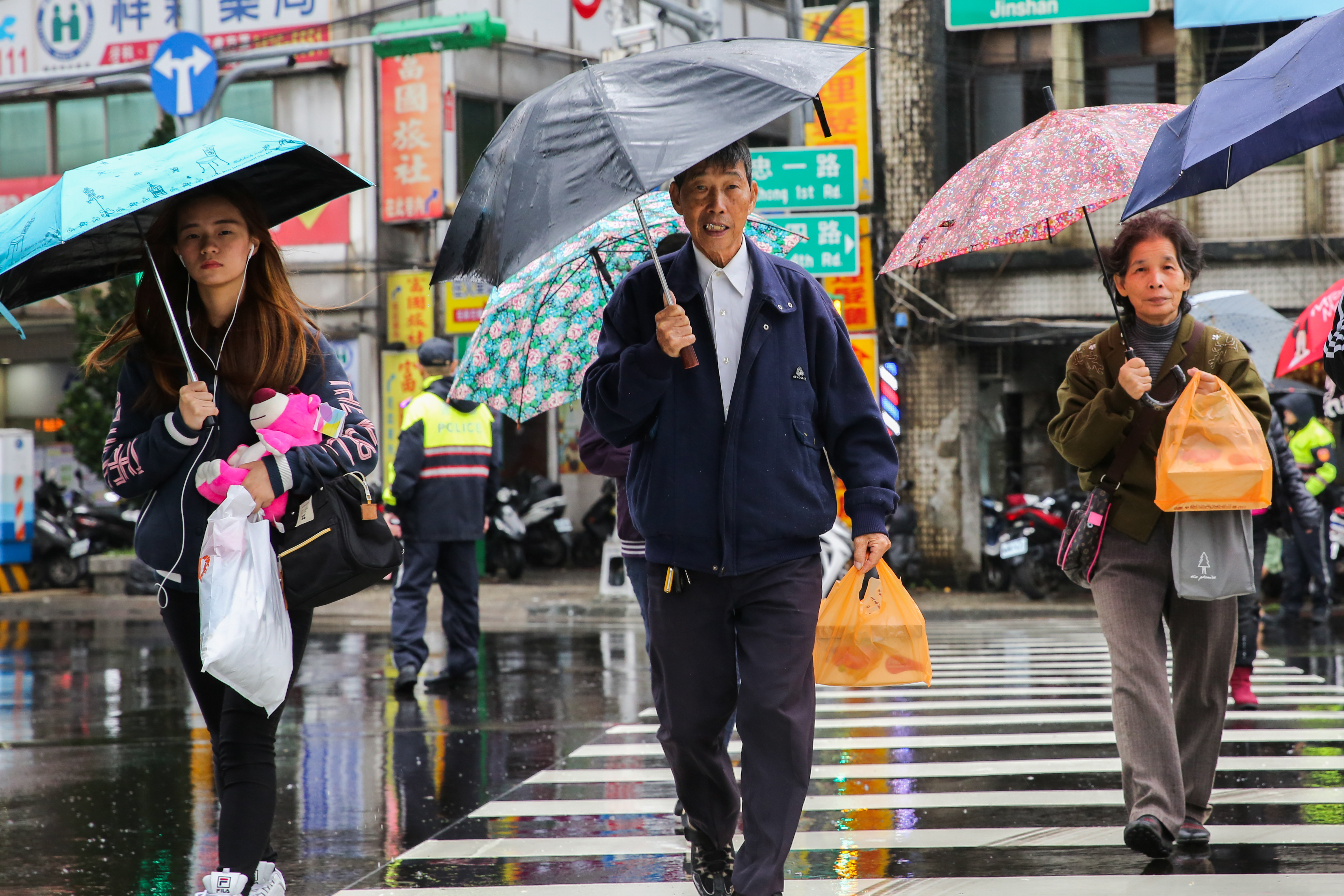 新的一波微弱鋒面接近台灣，整體環境仍受到東北風及南方雲系影響，預估雨勢將持續到明日上半天。