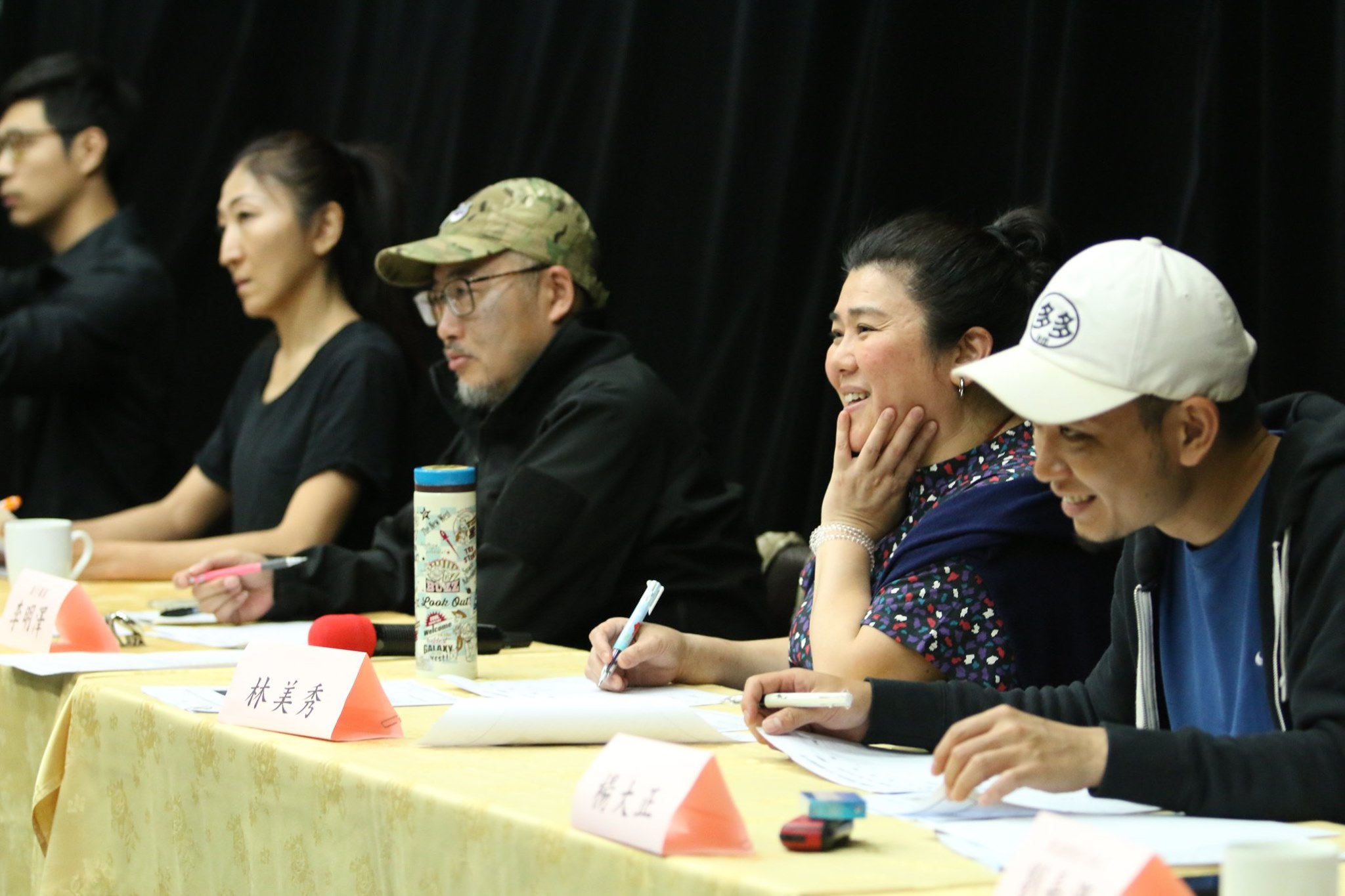 綠光劇團《再會吧　北投》舉行舞者演員甄選，舞蹈設計王怡雯（左一）、執行導演李明澤（左二），還有客座評審林美秀與楊大正專注地看著甄選者的表演。（綠光劇團提供）