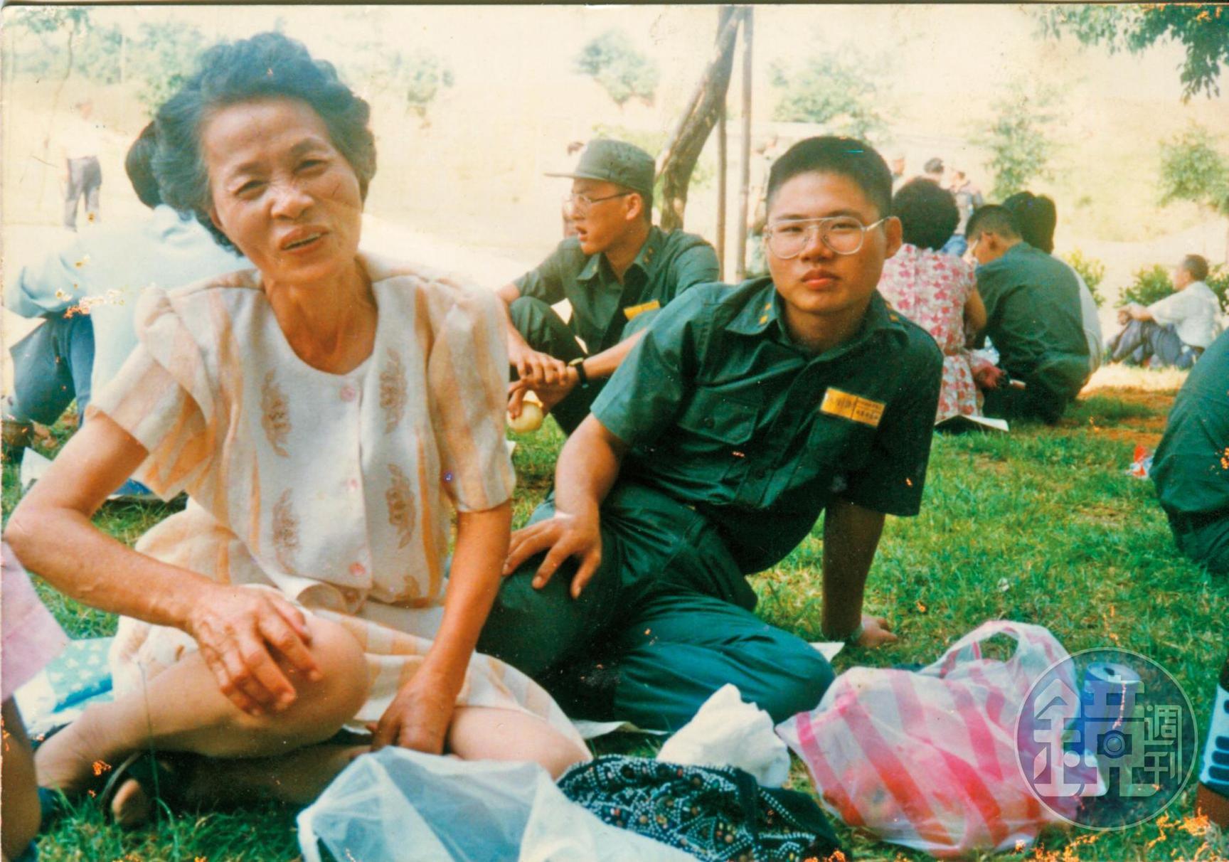 謝樹林與奶奶(左)感情好,為她留在台中,放棄北上工作。(謝樹林提供)