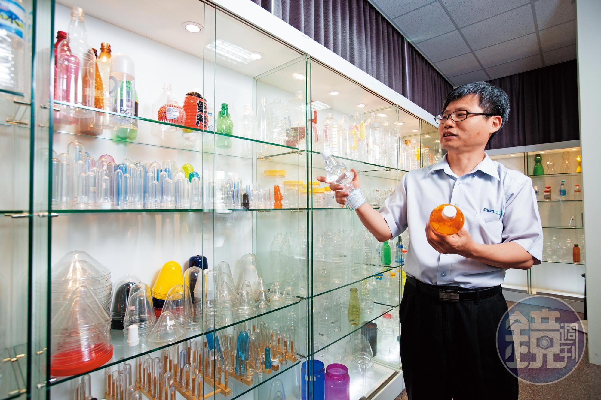 銓寶工業有一間展覽室,展示各種PET瓶,每個瓶子謝樹林都能說出是哪個客戶訂製。