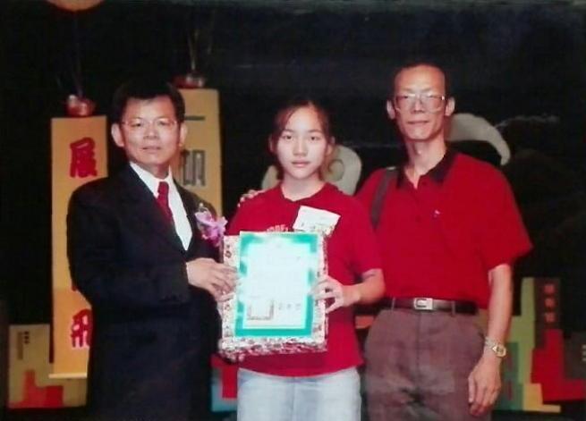 黃捷小學畢業時，得到縣長獎，與父親（右）和當時的高雄縣長合照。（黃捷提供）
