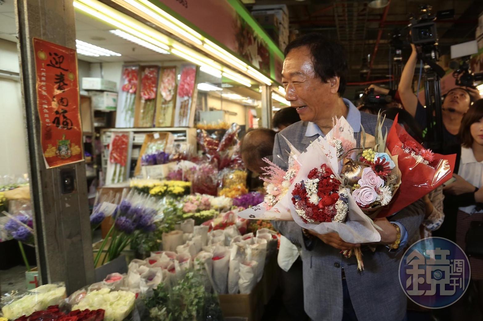 鴻海集團董事長郭台銘今（9日）前往北市內湖花市採買，回答媒體提問時表示「支持手機民調納入總統初選民調。」
