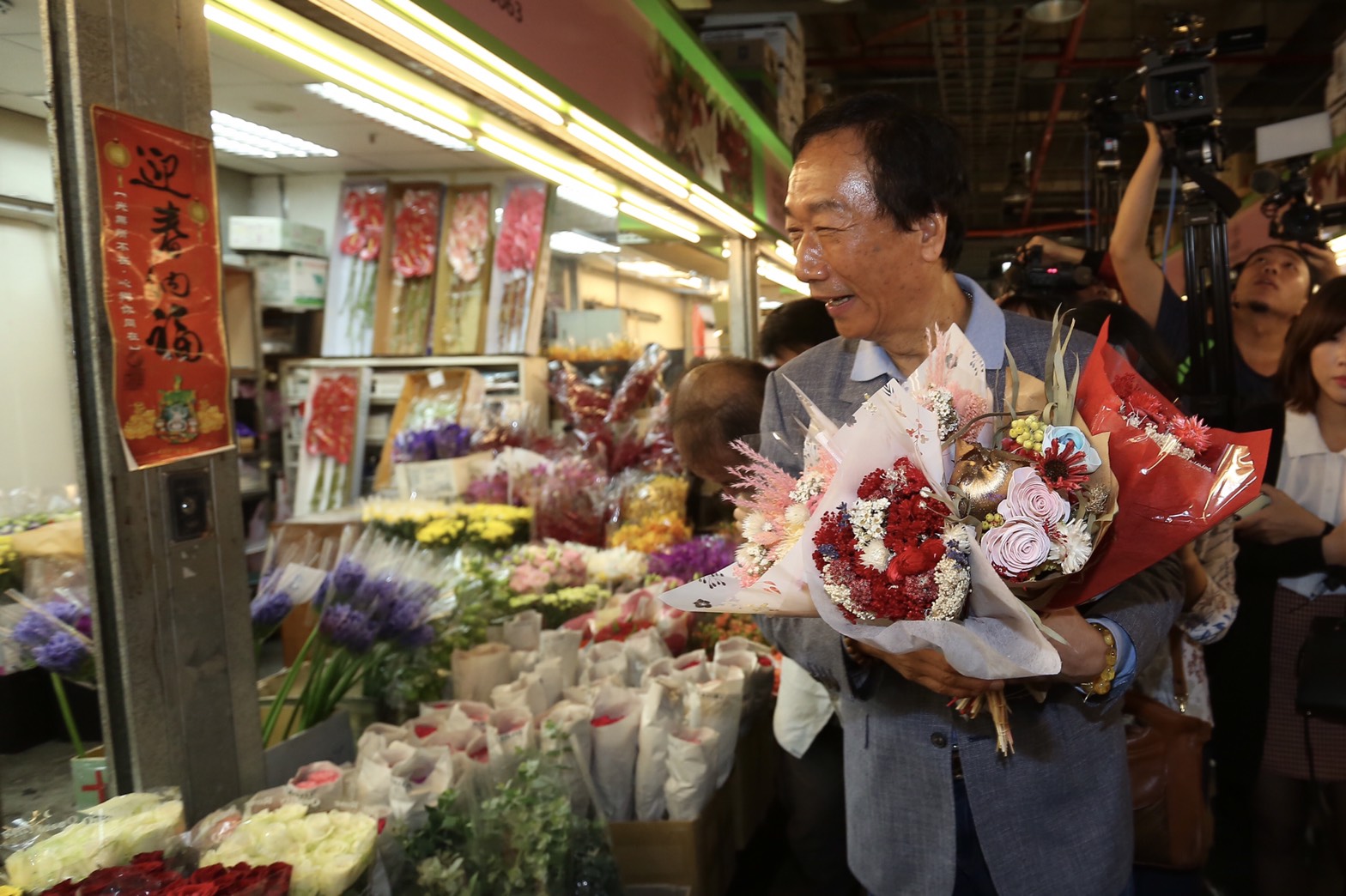 鴻海集團董事長郭台銘今（9日）前往北市內湖花市採買，回答媒體提問時表示「支持手機民調納入總統初選民調。」