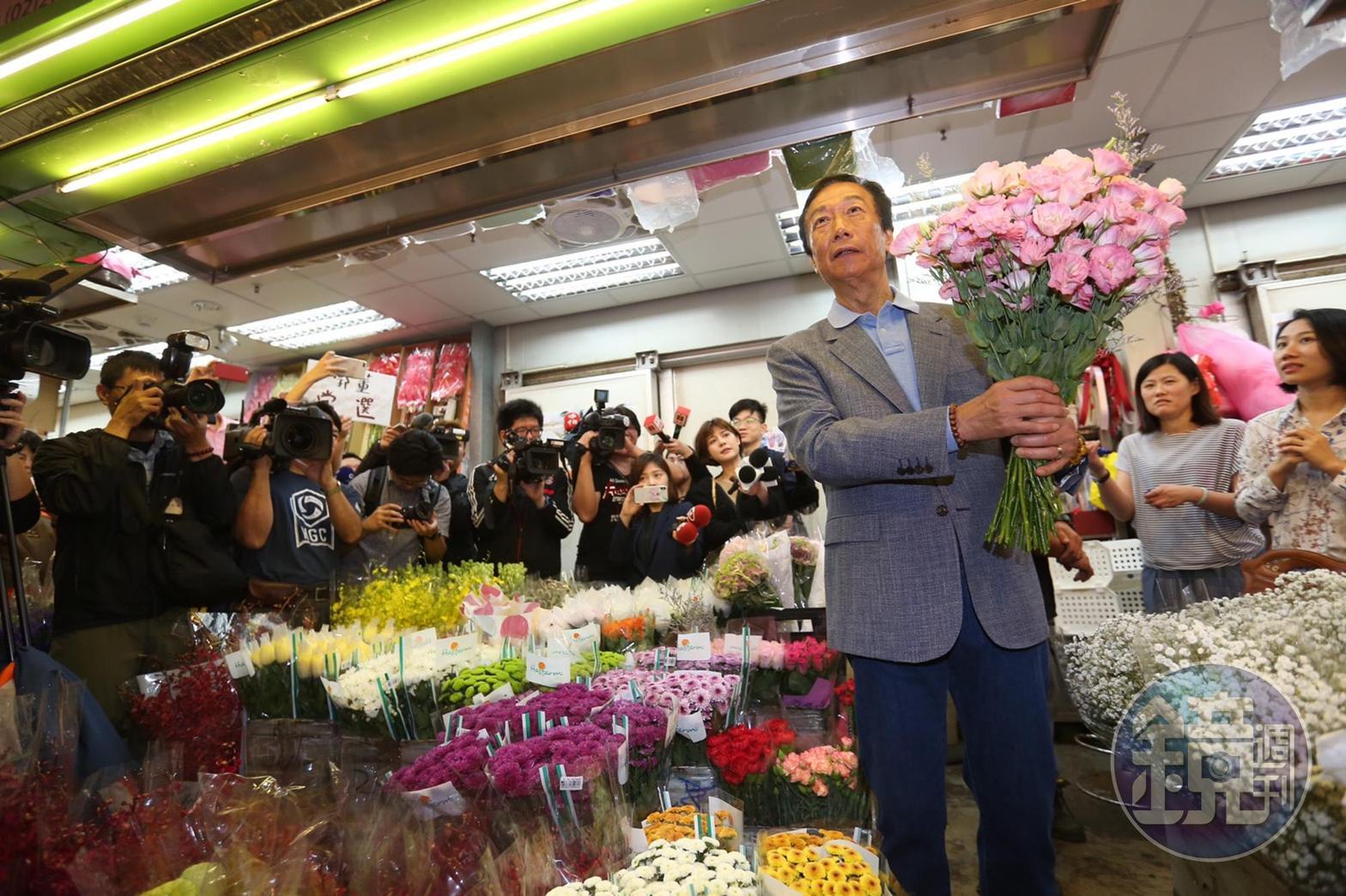 鴻海集團董事長郭台銘今日前往內湖花市採買，看到香水百合想起已故愛妻林淑如。