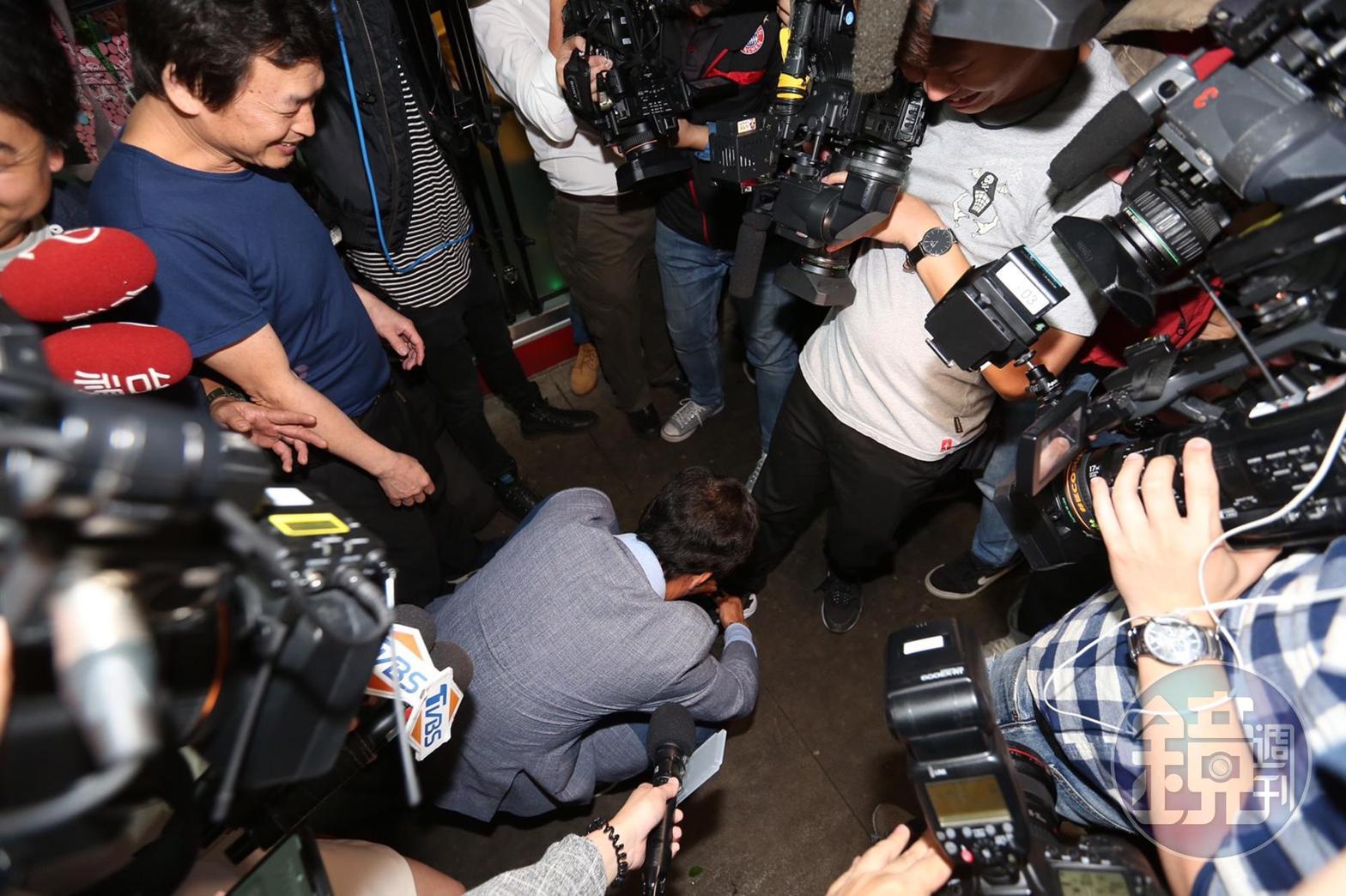 郭台銘坦言過去比較不怕記者,現在卻相反最怕記者,幫記者綁個鞋帶就被寫成這樣。