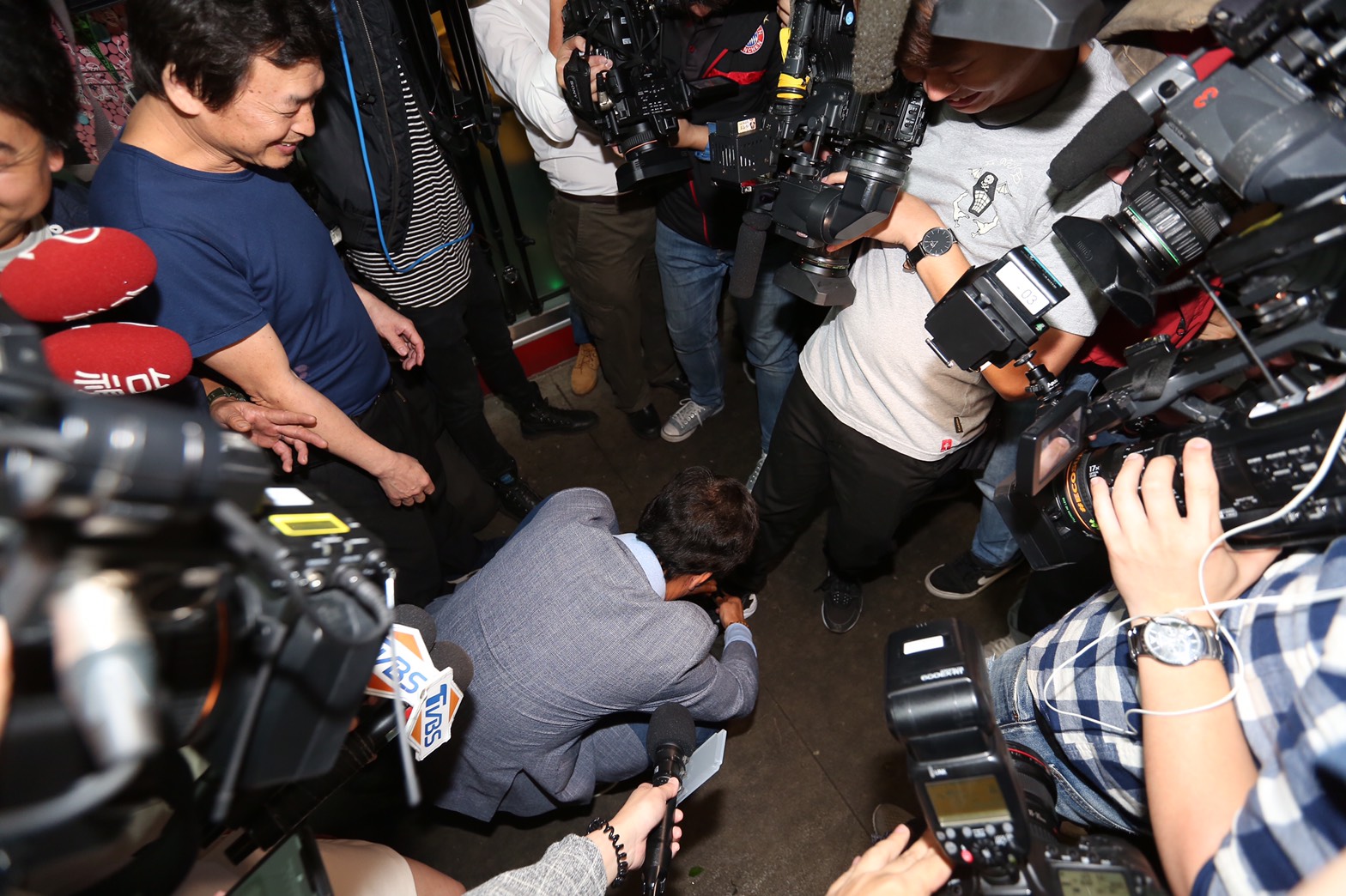 郭台銘坦言過去比較不怕記者,現在卻相反最怕記者,幫記者綁個鞋帶就被寫成這樣。