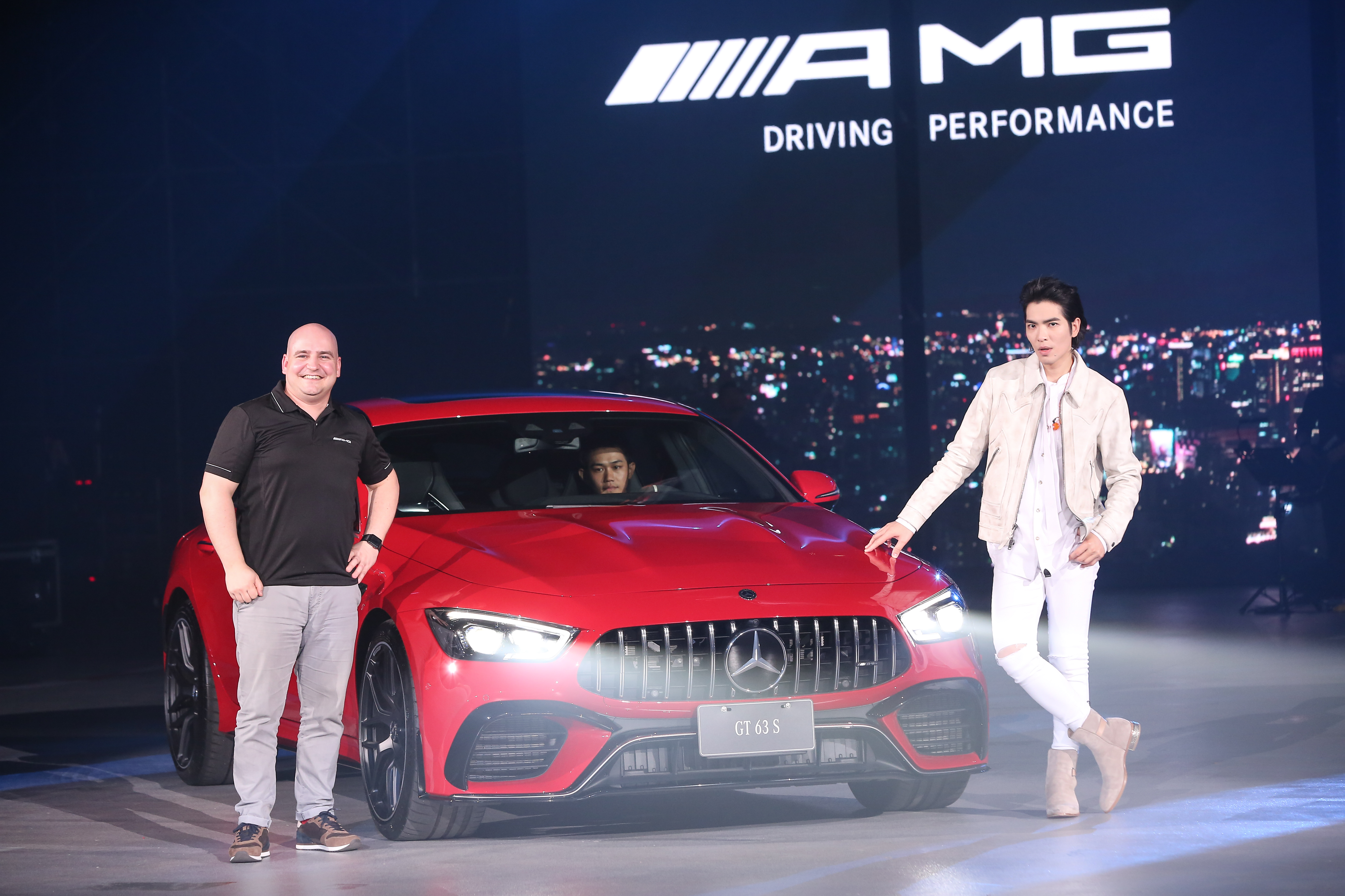 賓士性能超跑AMG四門家族發表會，找金曲歌王蕭敬騰現場演唱，吸引年輕族群目光。