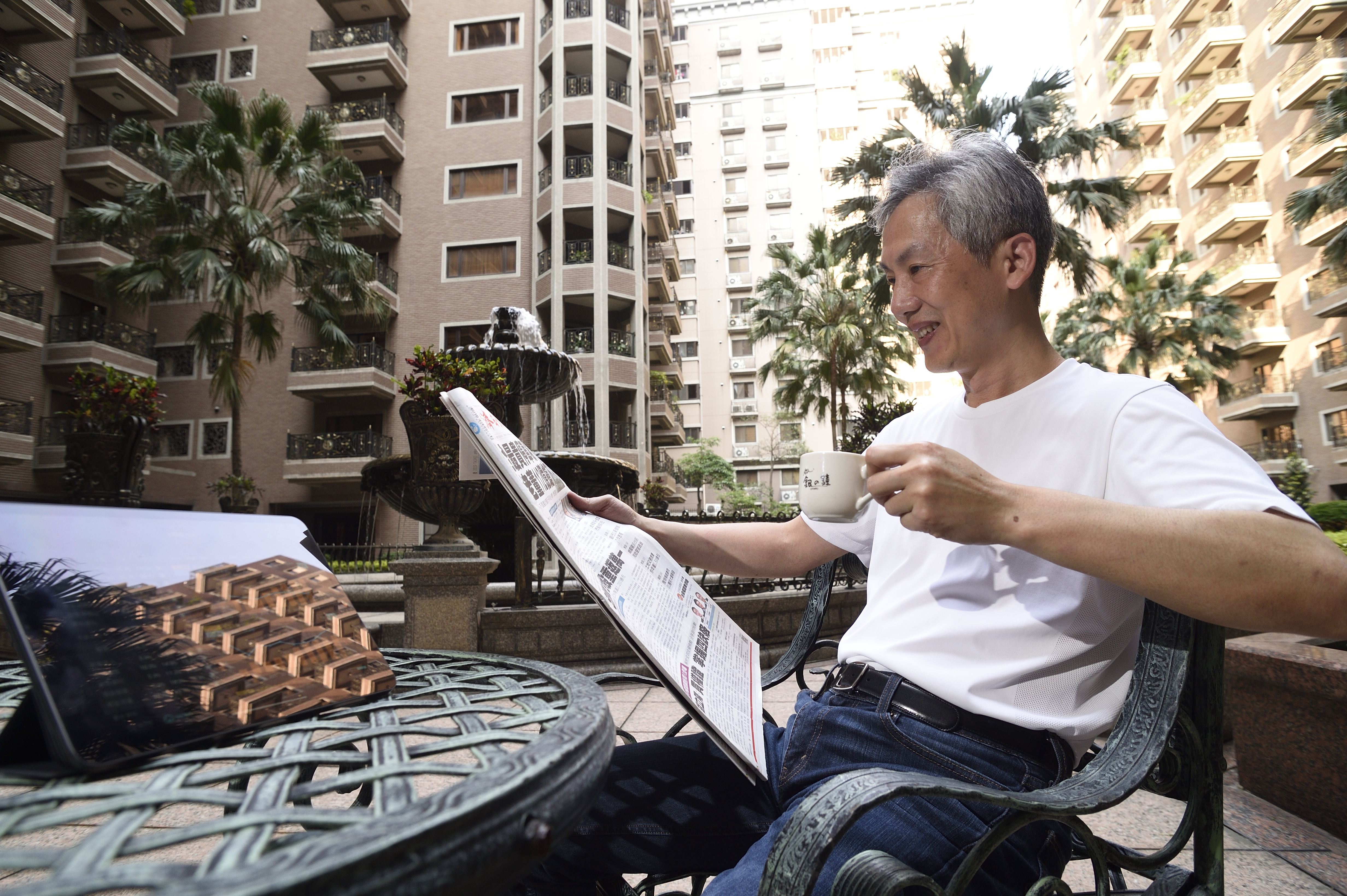 五年級生的畢卡胡提早退休後，自創「三好一公道」選股法，每年賺進百萬。