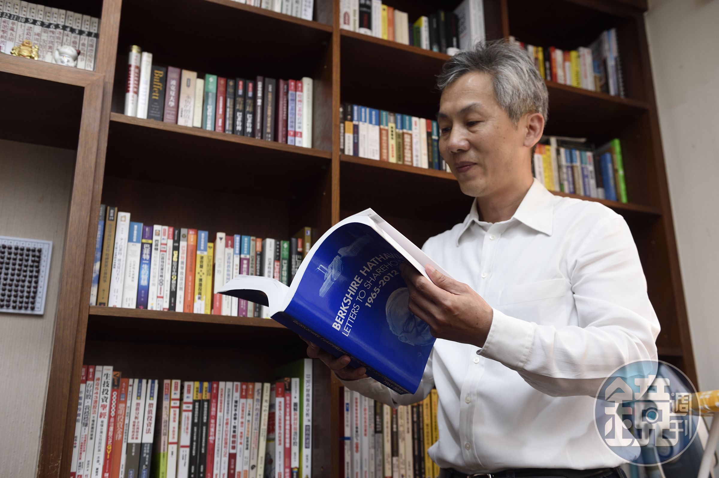身為巴菲特信徒的畢卡胡，藏書中不乏「巴菲特」相關書籍，更有一本英文版的《波克夏年報》。